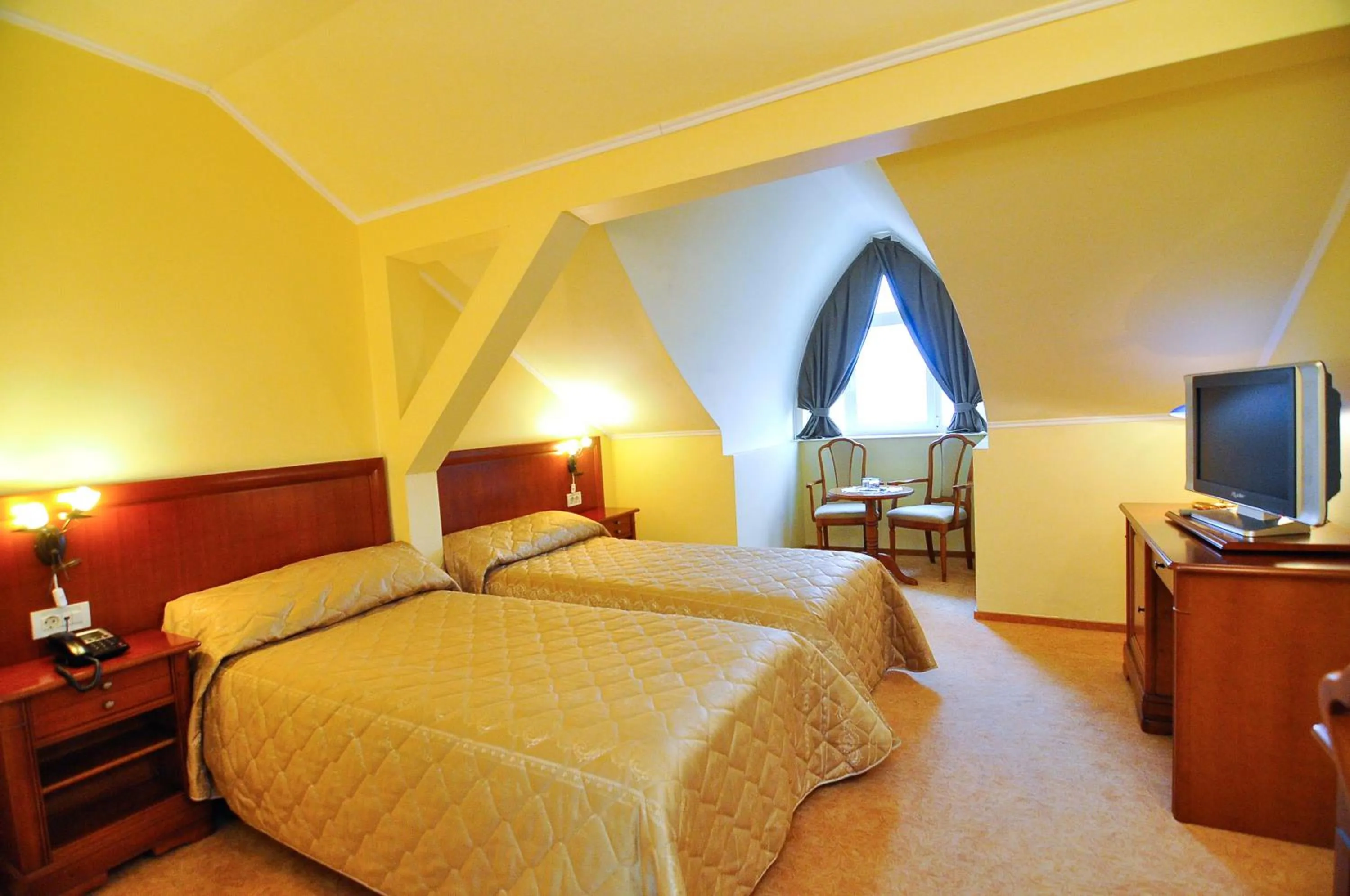 Bedroom, Bed in Hotel Maxim