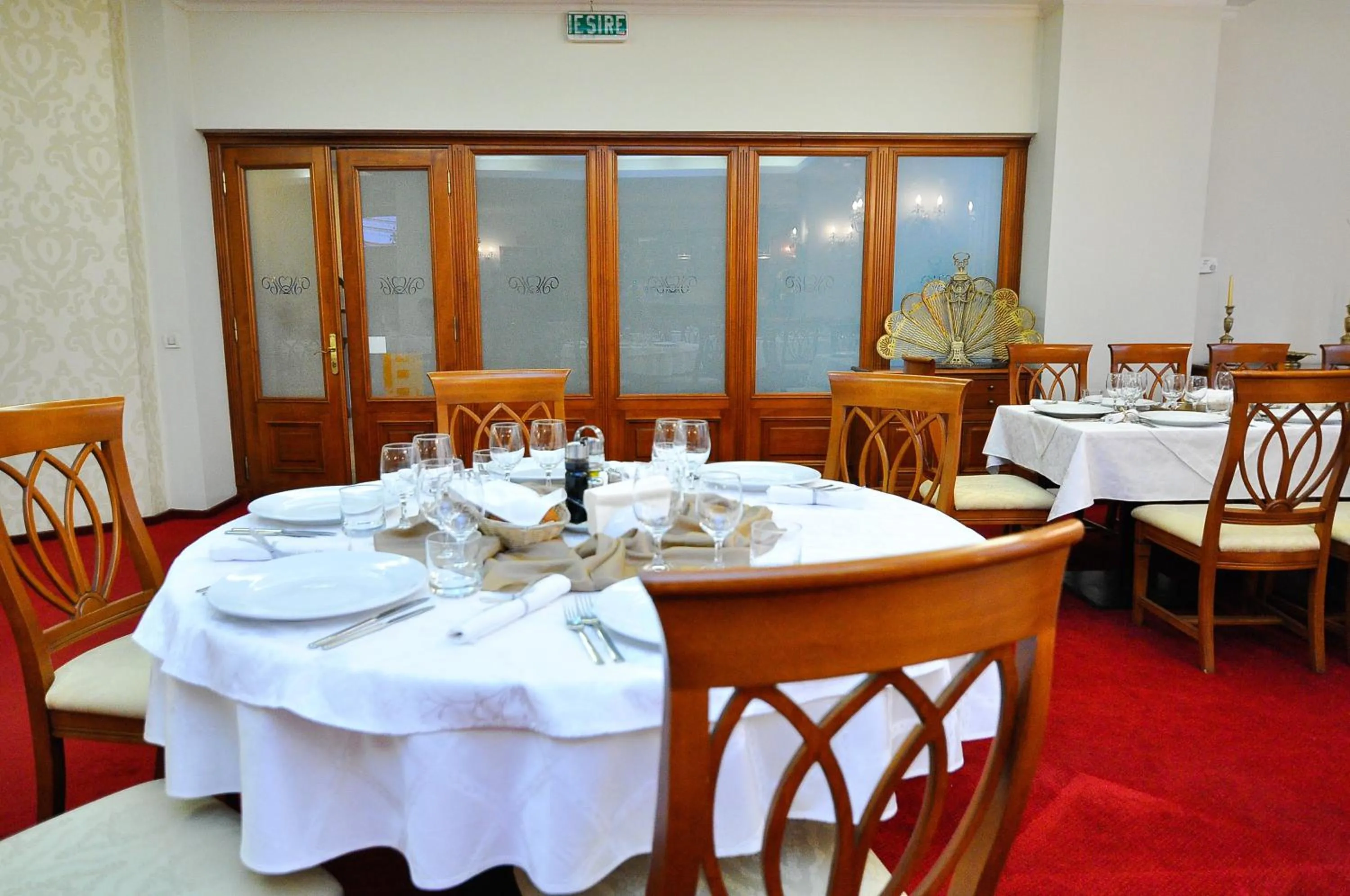 Restaurant/places to eat in Hotel Maxim