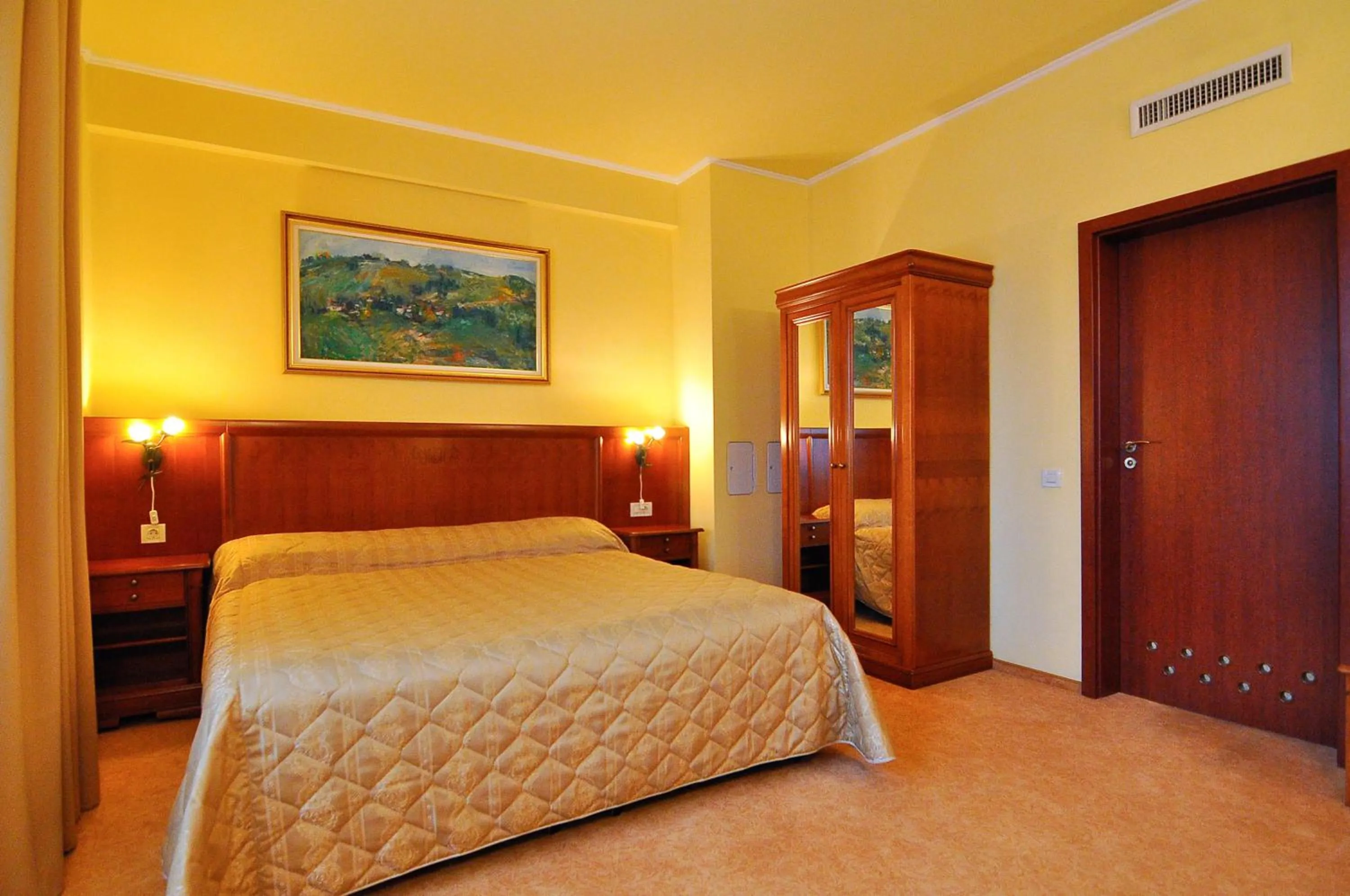 Bedroom, Bed in Hotel Maxim