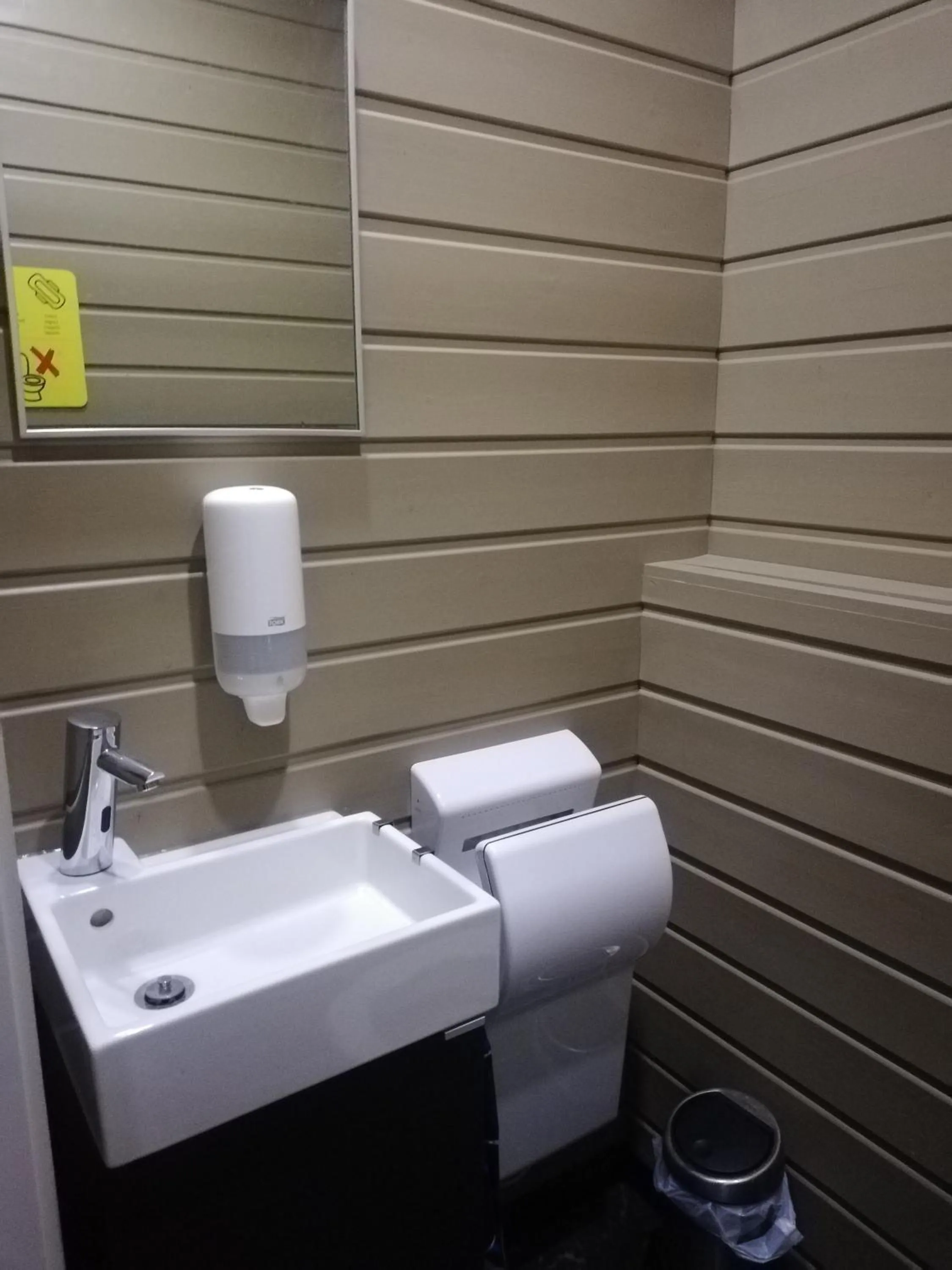 Toilet in Kuai Guestroom Brugge