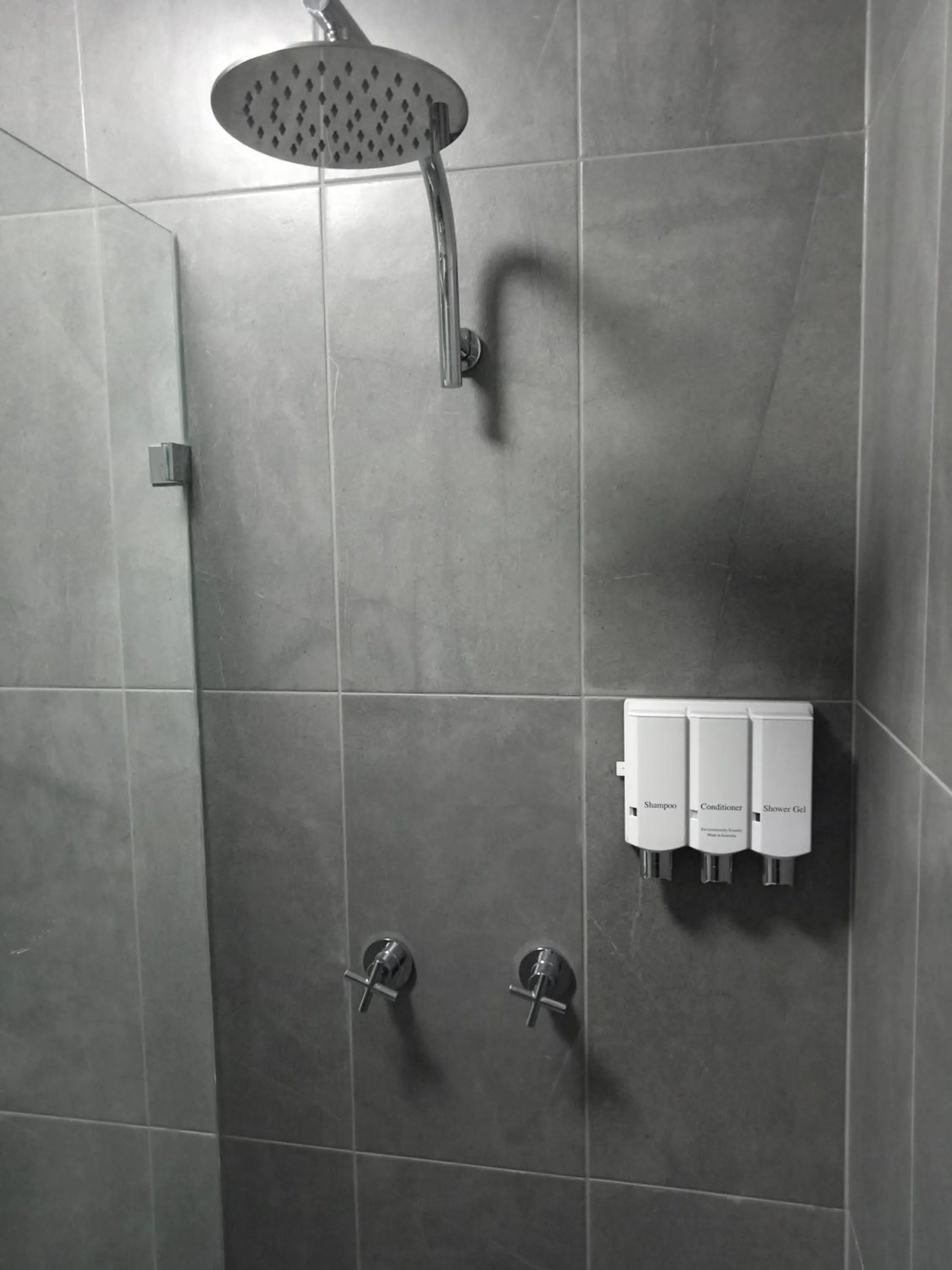 Shower in Solomon Inn Motel Figtree