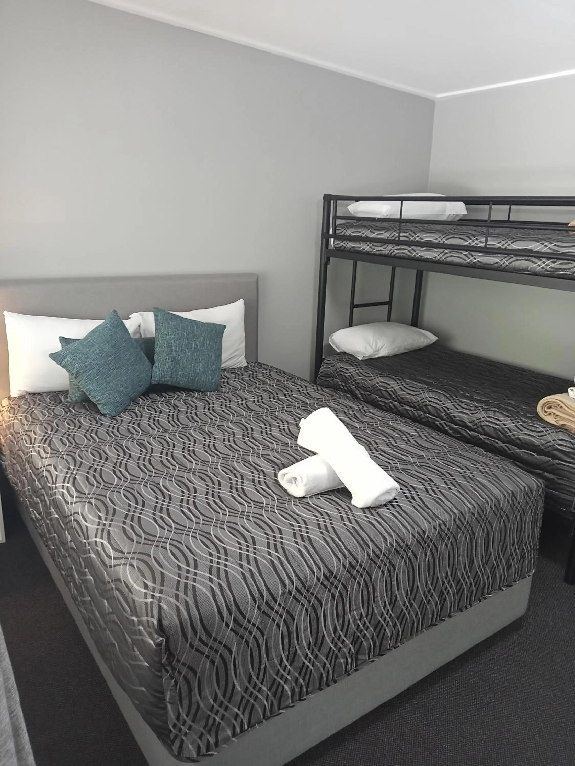 Photo of the whole room, Bed in Solomon Inn Motel Figtree