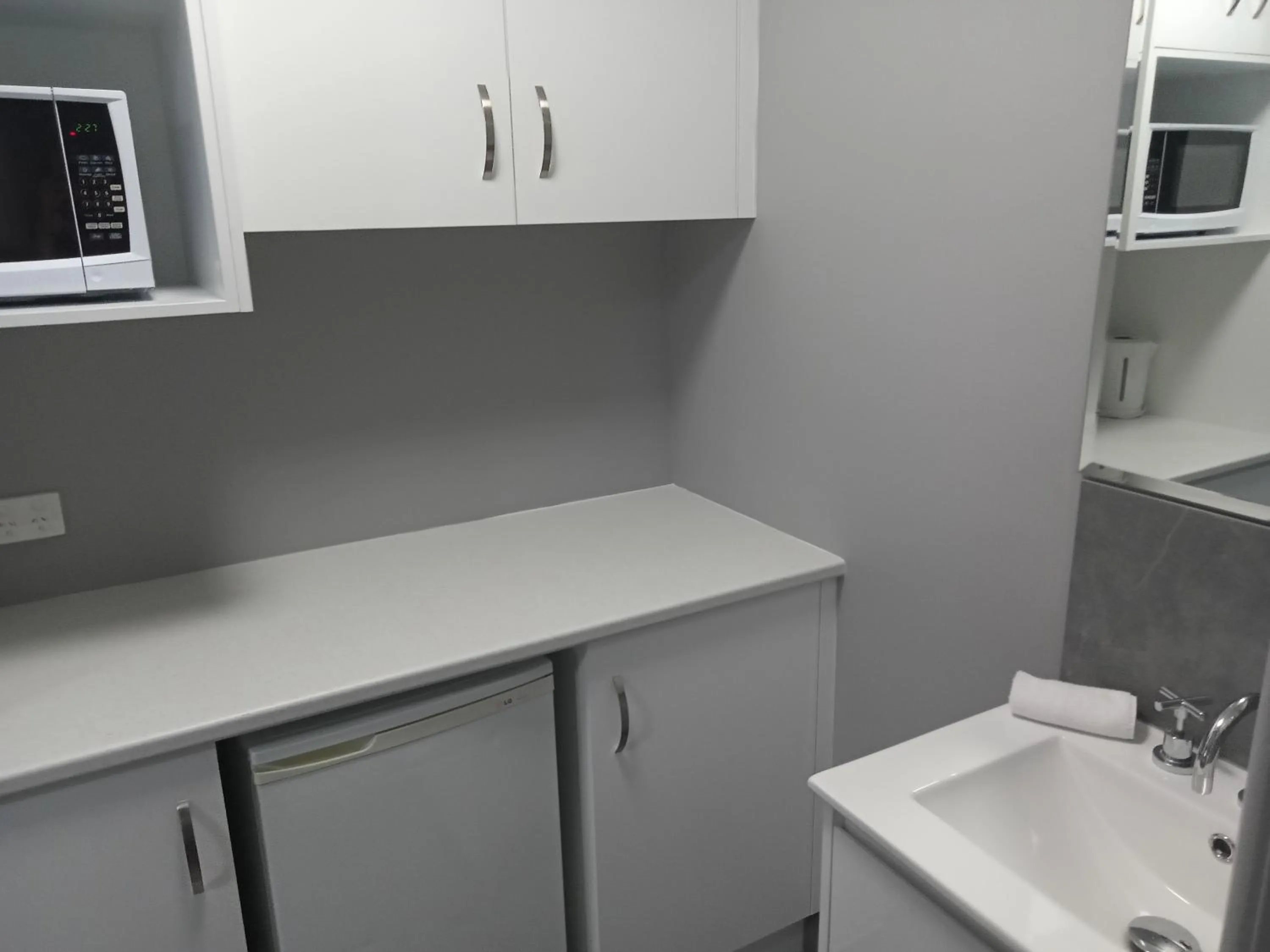 Kitchen or kitchenette in Solomon Inn Motel Figtree
