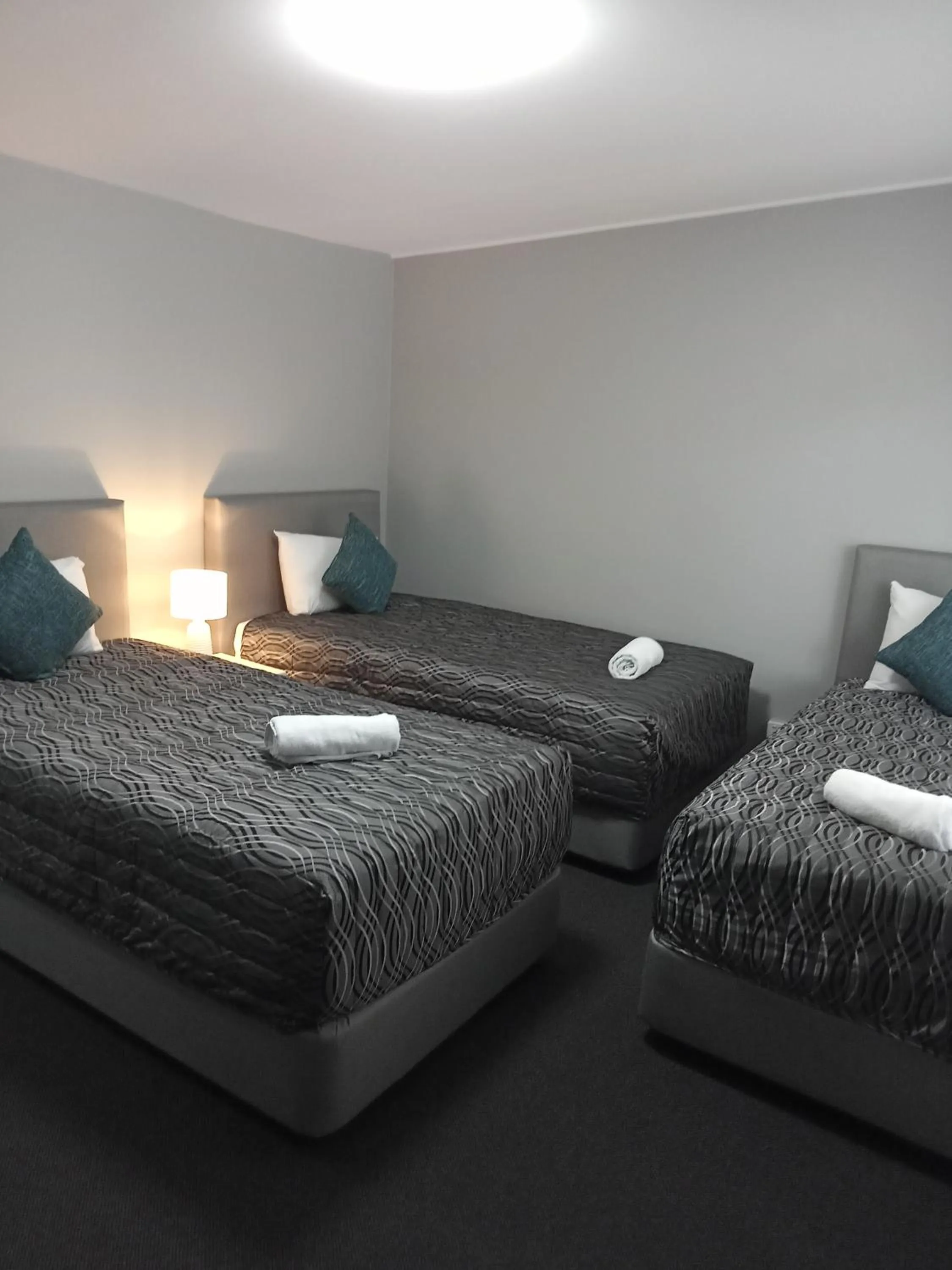 Photo of the whole room, Bed in Solomon Inn Motel Figtree