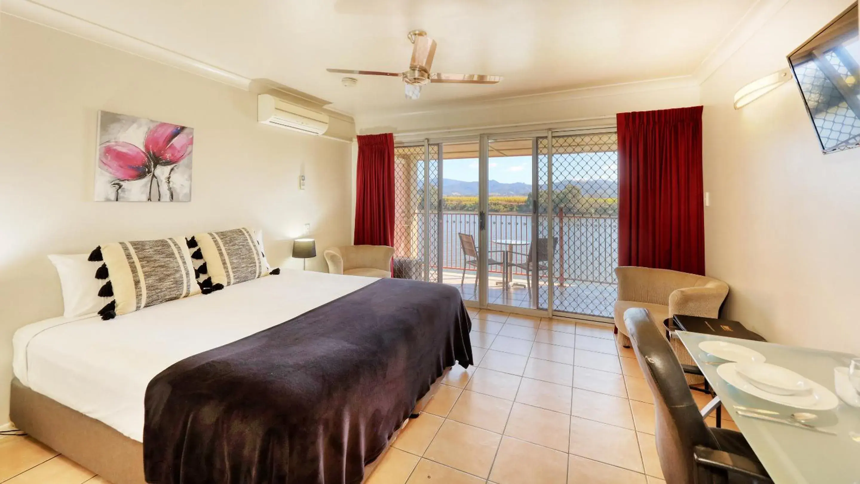 Waterfront Queen in Tweed River Motel Waterfront Queen in Tweed River Motel