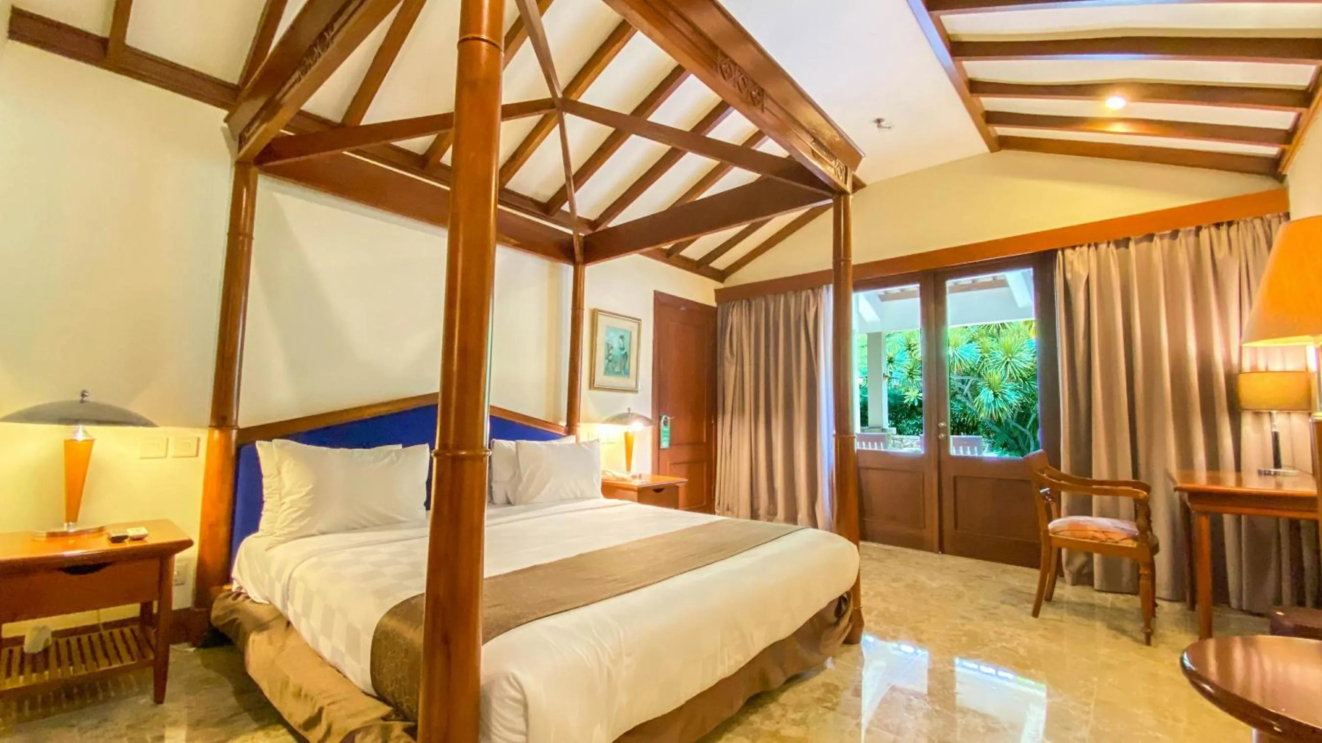 Bedroom, Bed in Lorin Solo Hotel