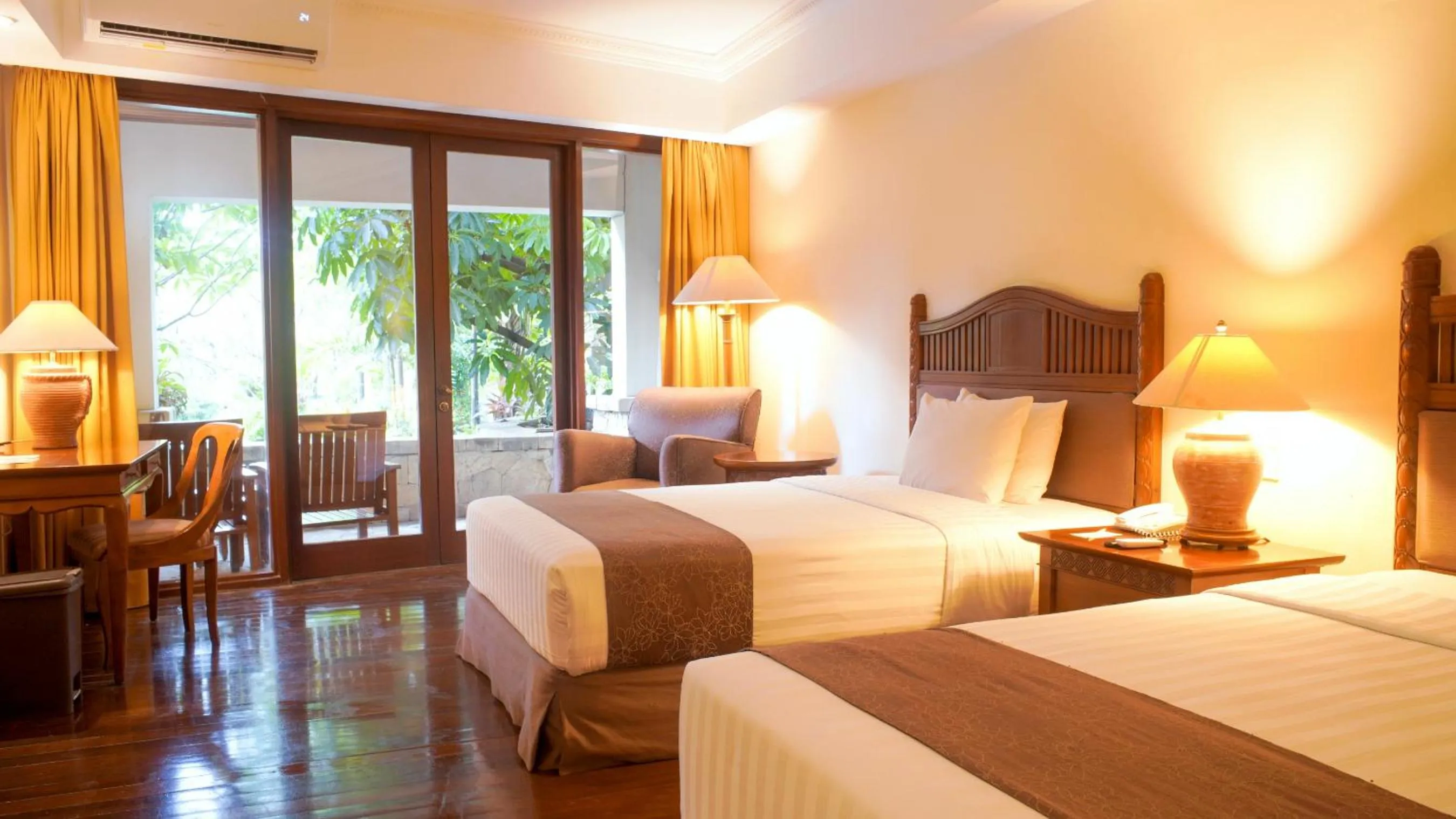 Bed in Lorin Solo Hotel