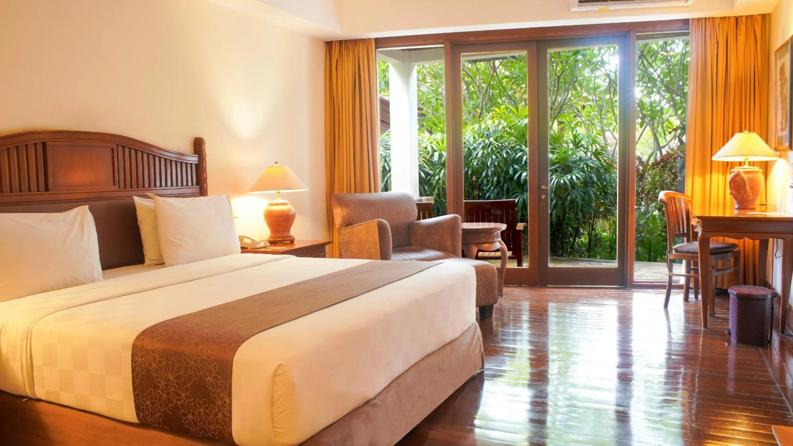 Bedroom, Bed in Lorin Solo Hotel