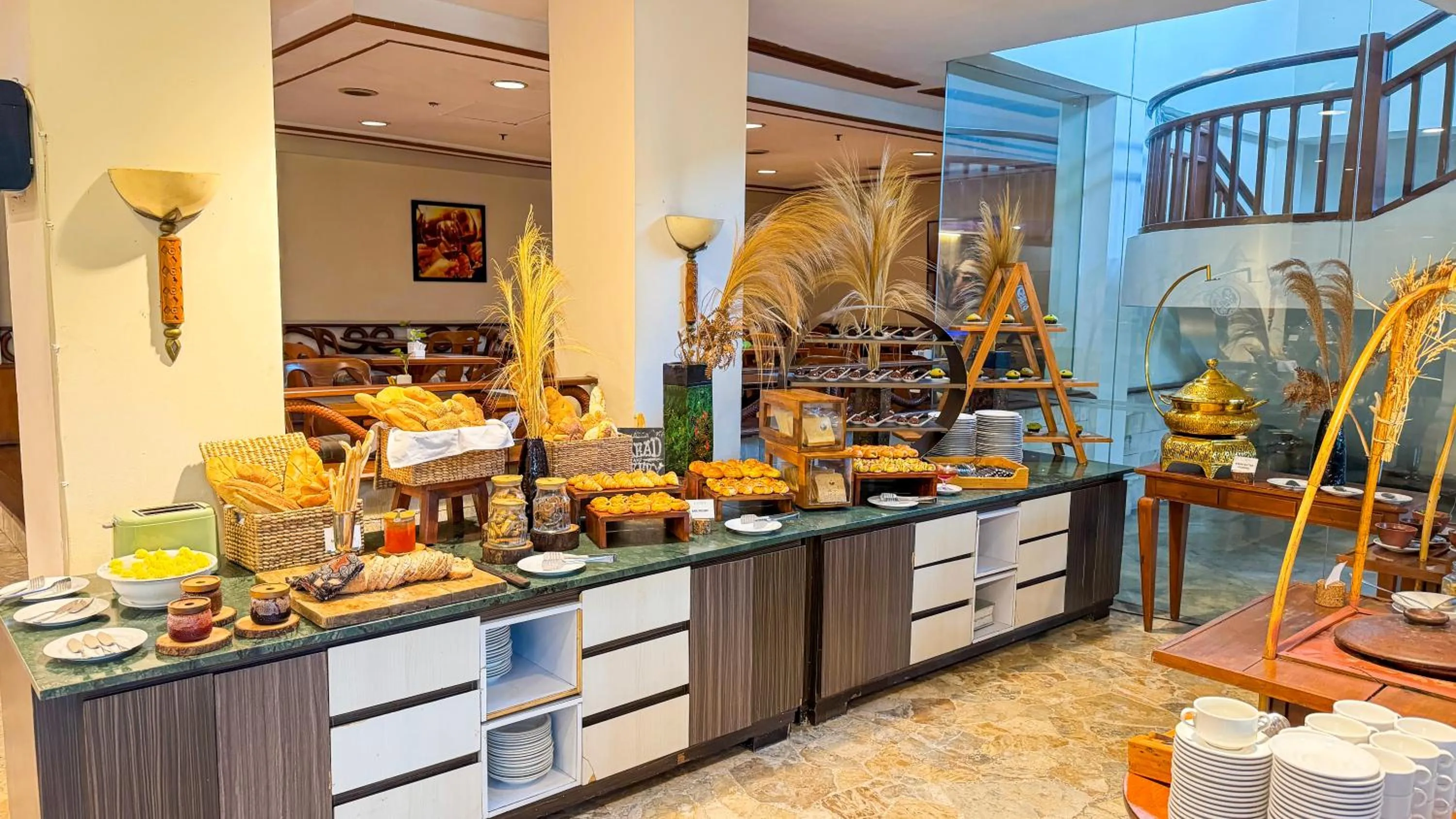 Restaurant/places to eat in Lorin Solo Hotel