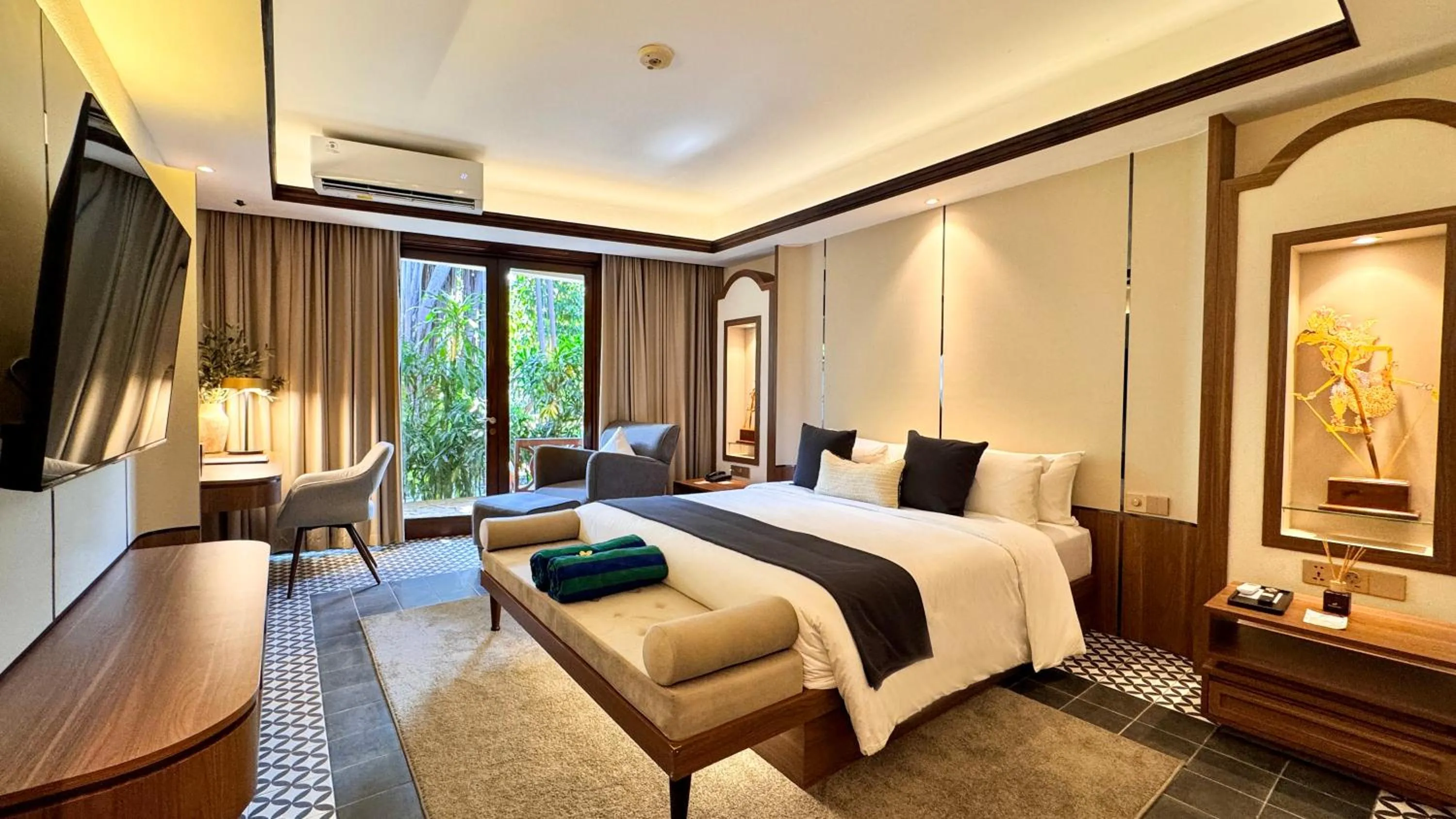 Bed in Lorin Solo Hotel