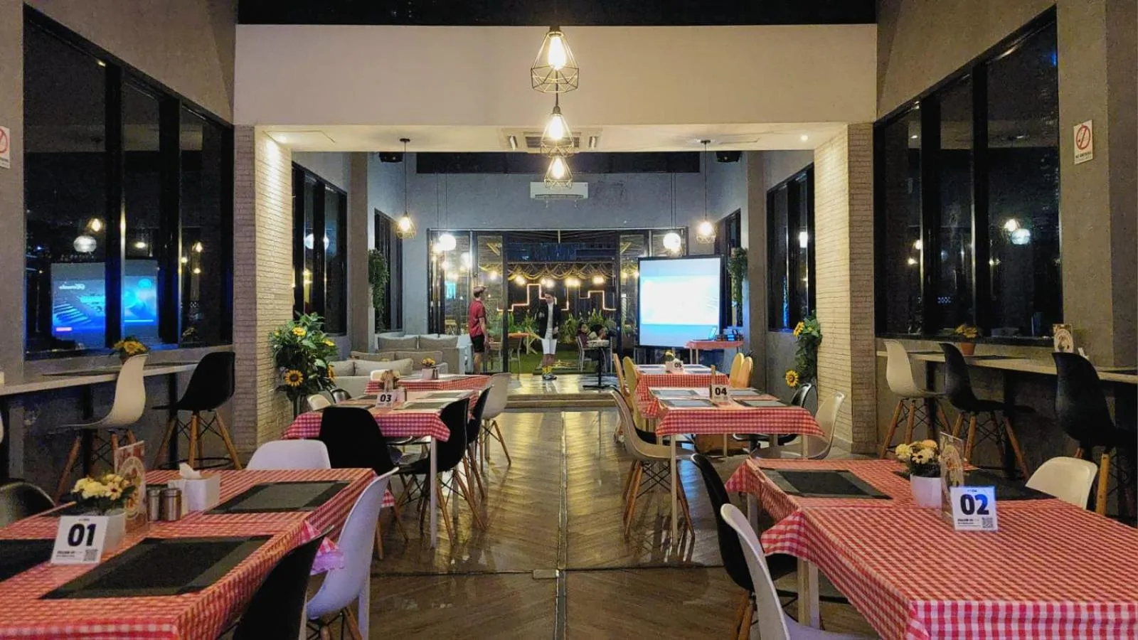 Restaurant/places to eat in D'Bamboo Suites