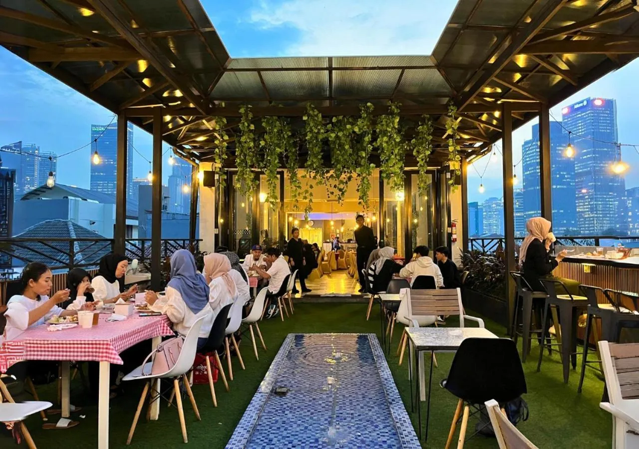 Restaurant/places to eat in D'Bamboo Suites