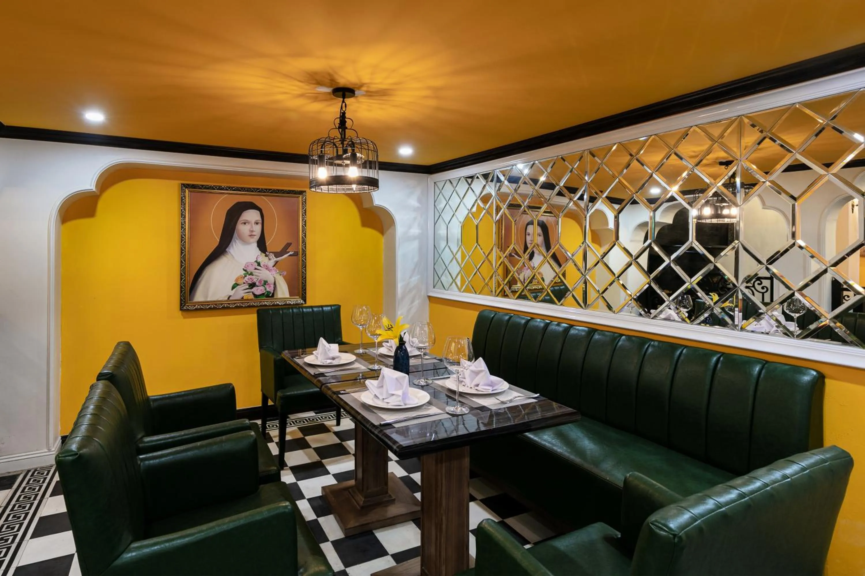 Restaurant/places to eat in Minerva Church Hotel