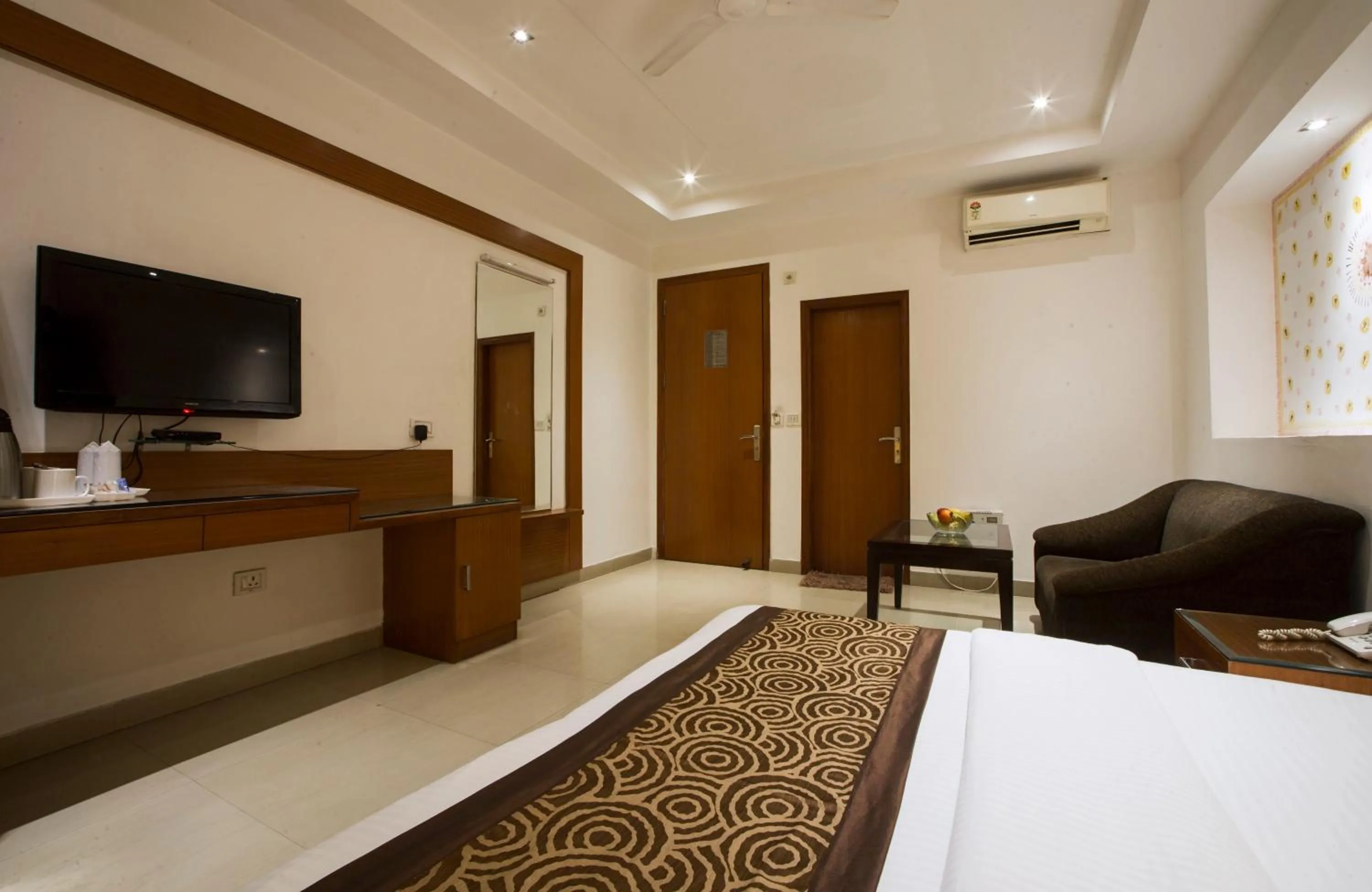 TV and multimedia, Bed in Hotel Krishna Deluxe-By RCG Hotels
