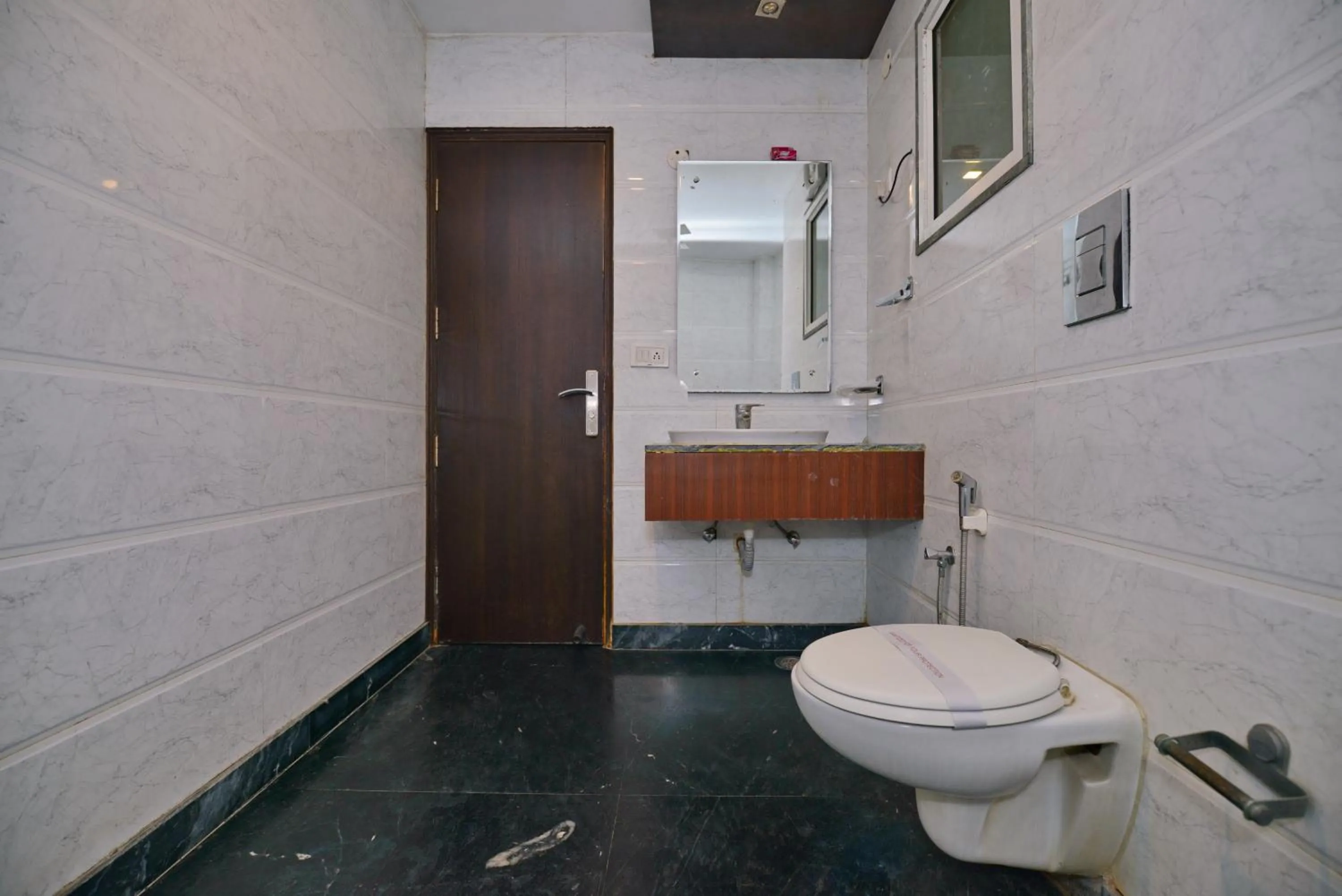 Toilet in Hotel Krishna Deluxe-By RCG Hotels