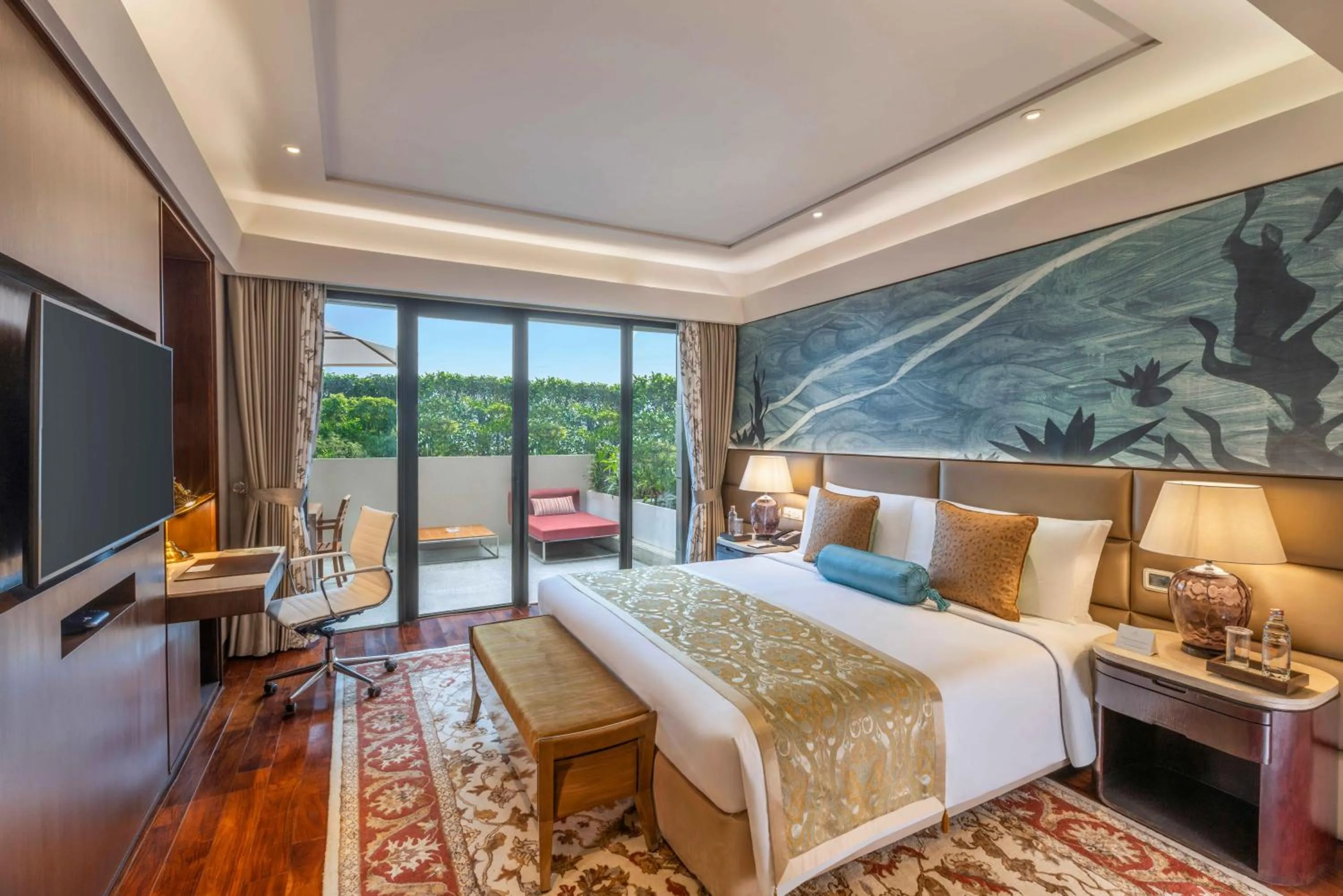 Bedroom, Bed in The Leela Ambience Convention Hotel Delhi