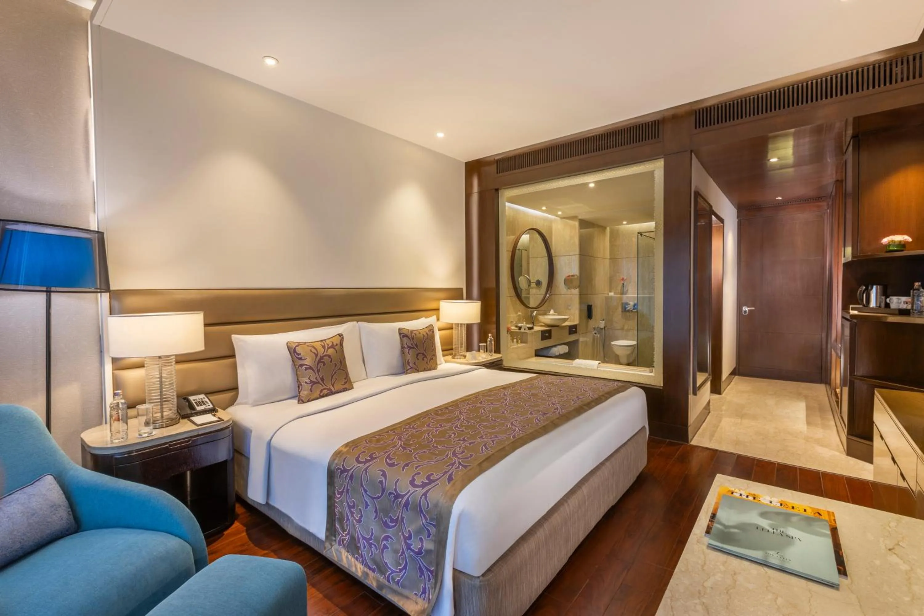 Bedroom, Bed in The Leela Ambience Convention Hotel Delhi