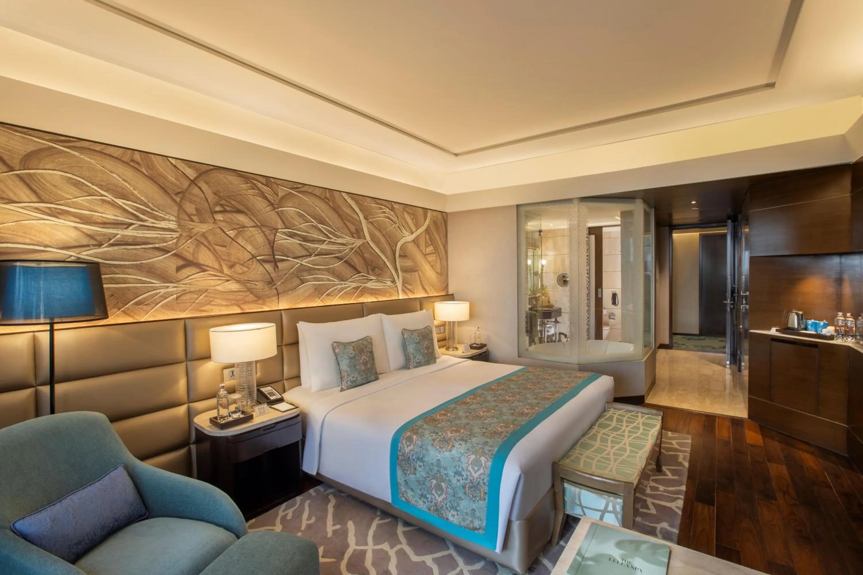 Bedroom, Bed in The Leela Ambience Convention Hotel Delhi