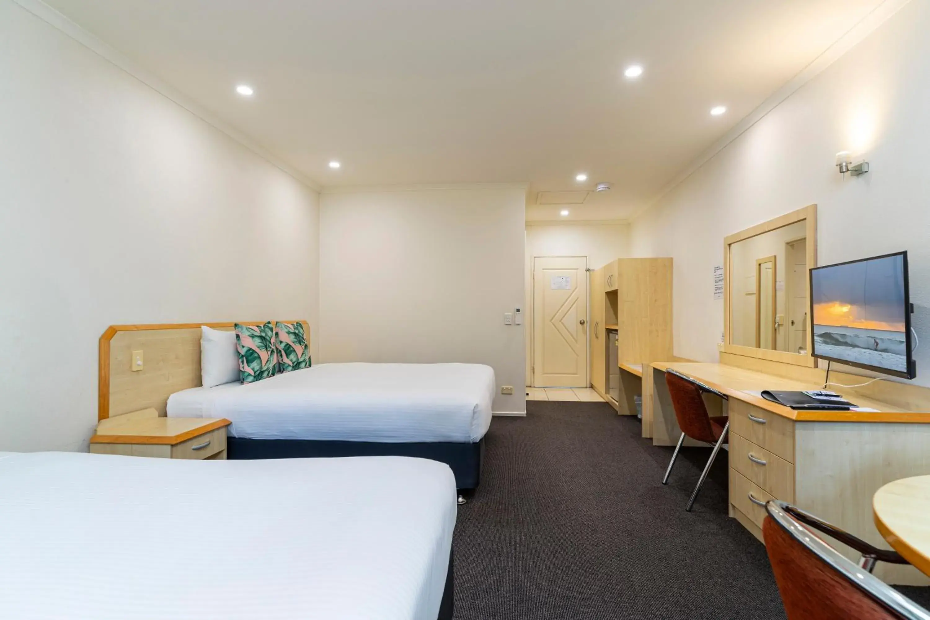 Queen and Single Room in Red Bridge Motor Inn Queen and Single Room in Red Bridge Motor Inn