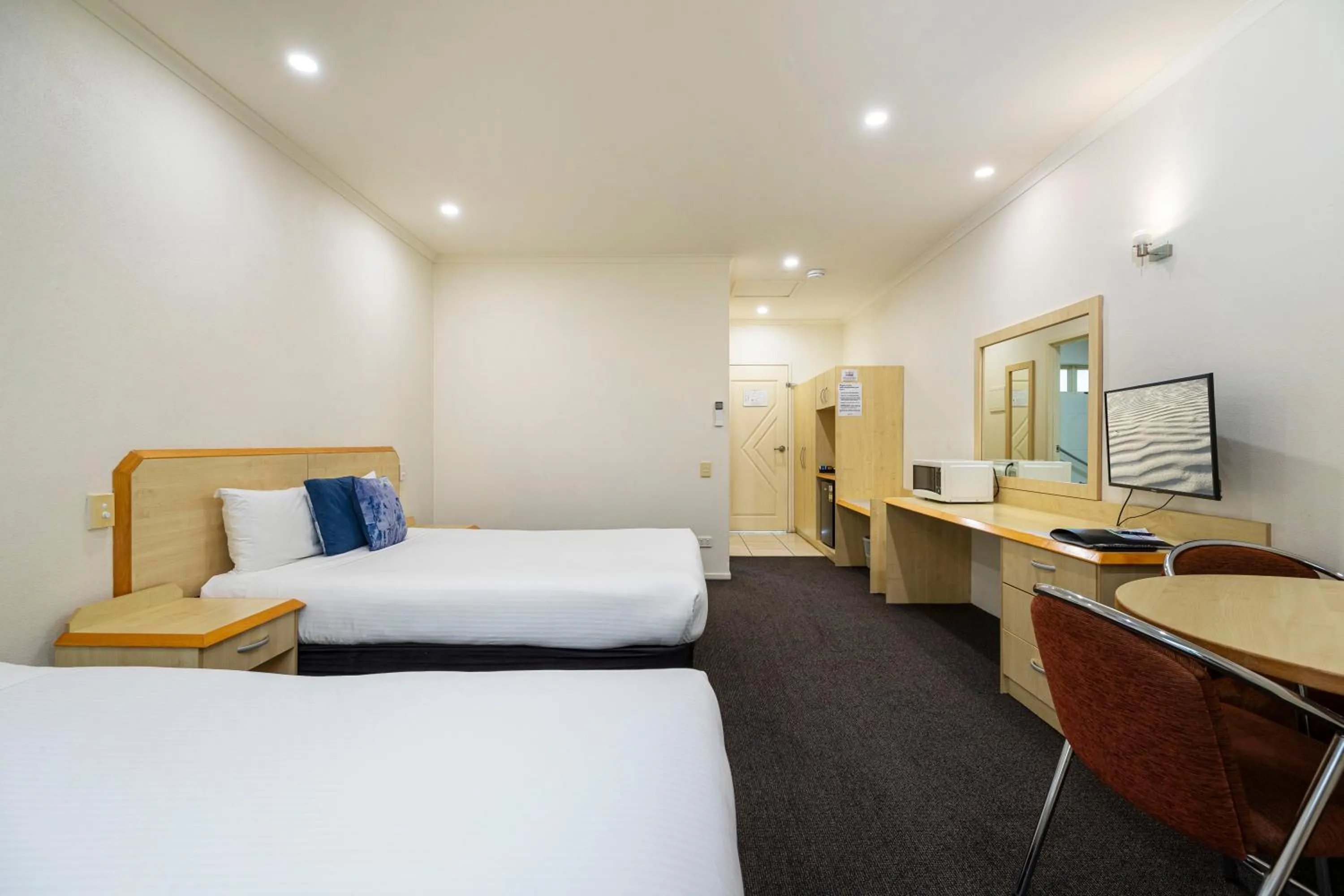 Photo of the whole room, Bed in Red Bridge Motor Inn