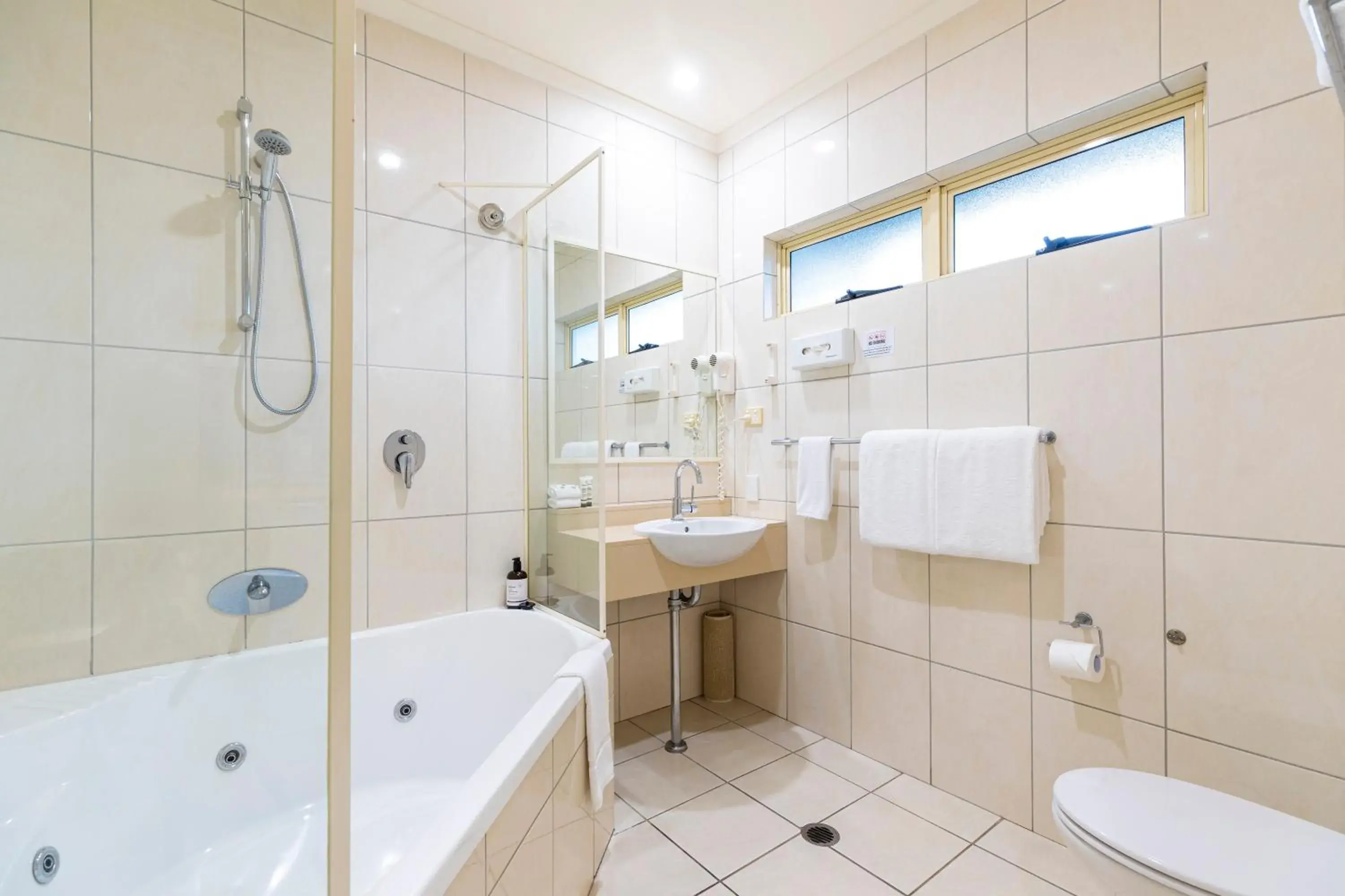 King Room with Spa Bath in Red Bridge Motor Inn King Room with Spa Bath in Red Bridge Motor Inn