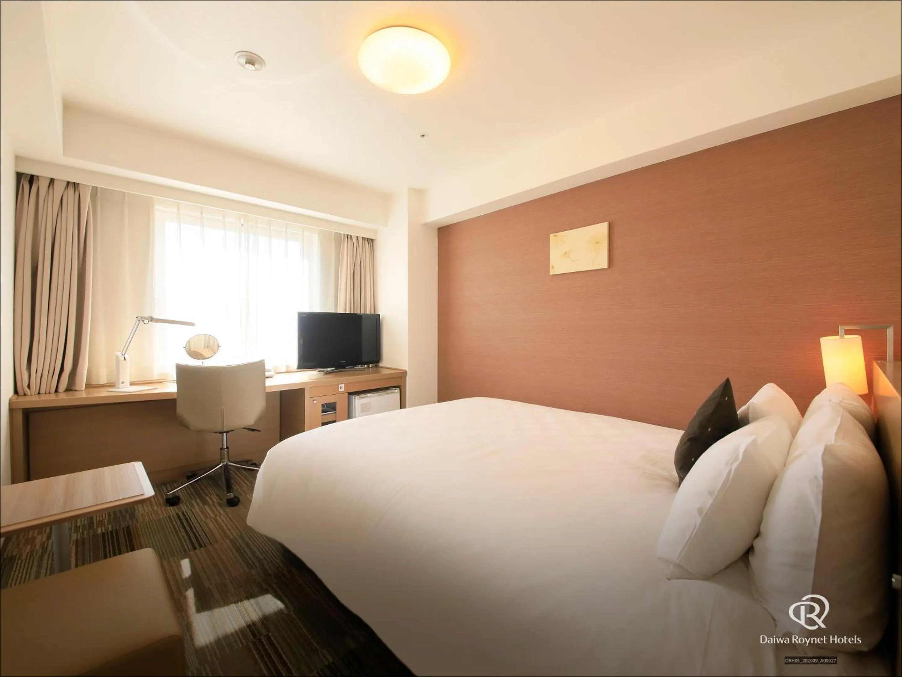 Photo of the whole room, Bed in Daiwa Roynet Hotel Sakai Higashi