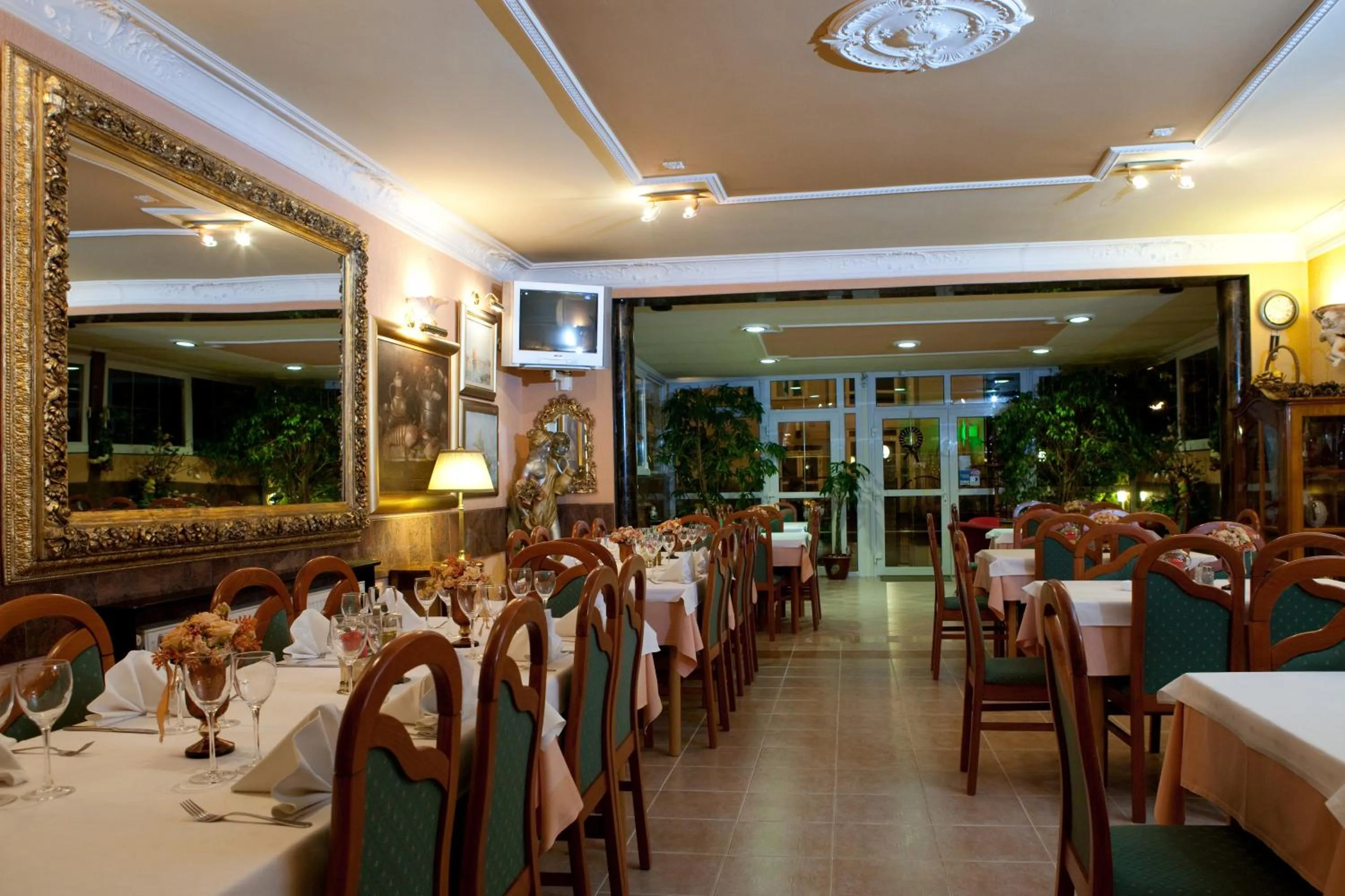 Restaurant/places to eat in Hotel Vila Tina