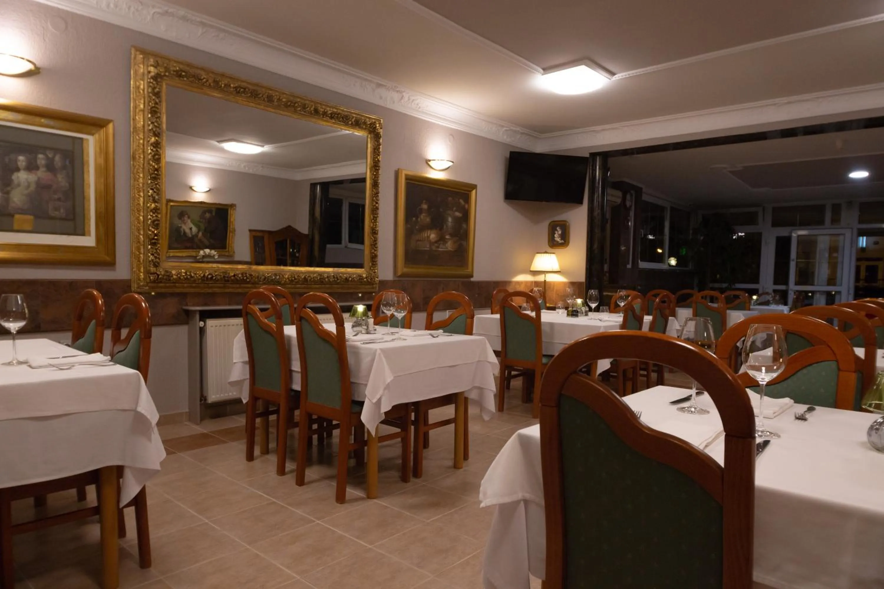 Restaurant/places to eat in Hotel Vila Tina