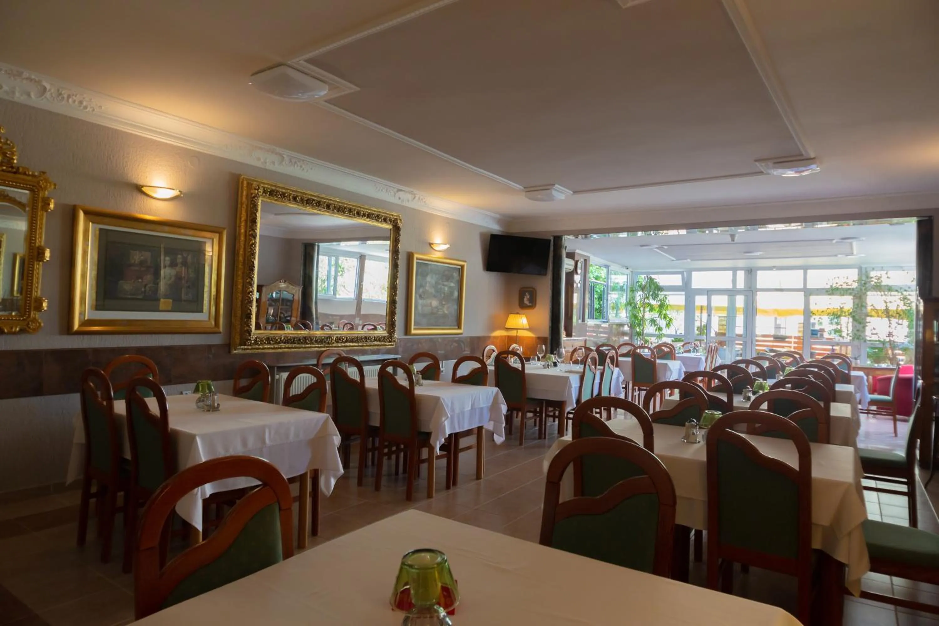 Restaurant/places to eat in Hotel Vila Tina
