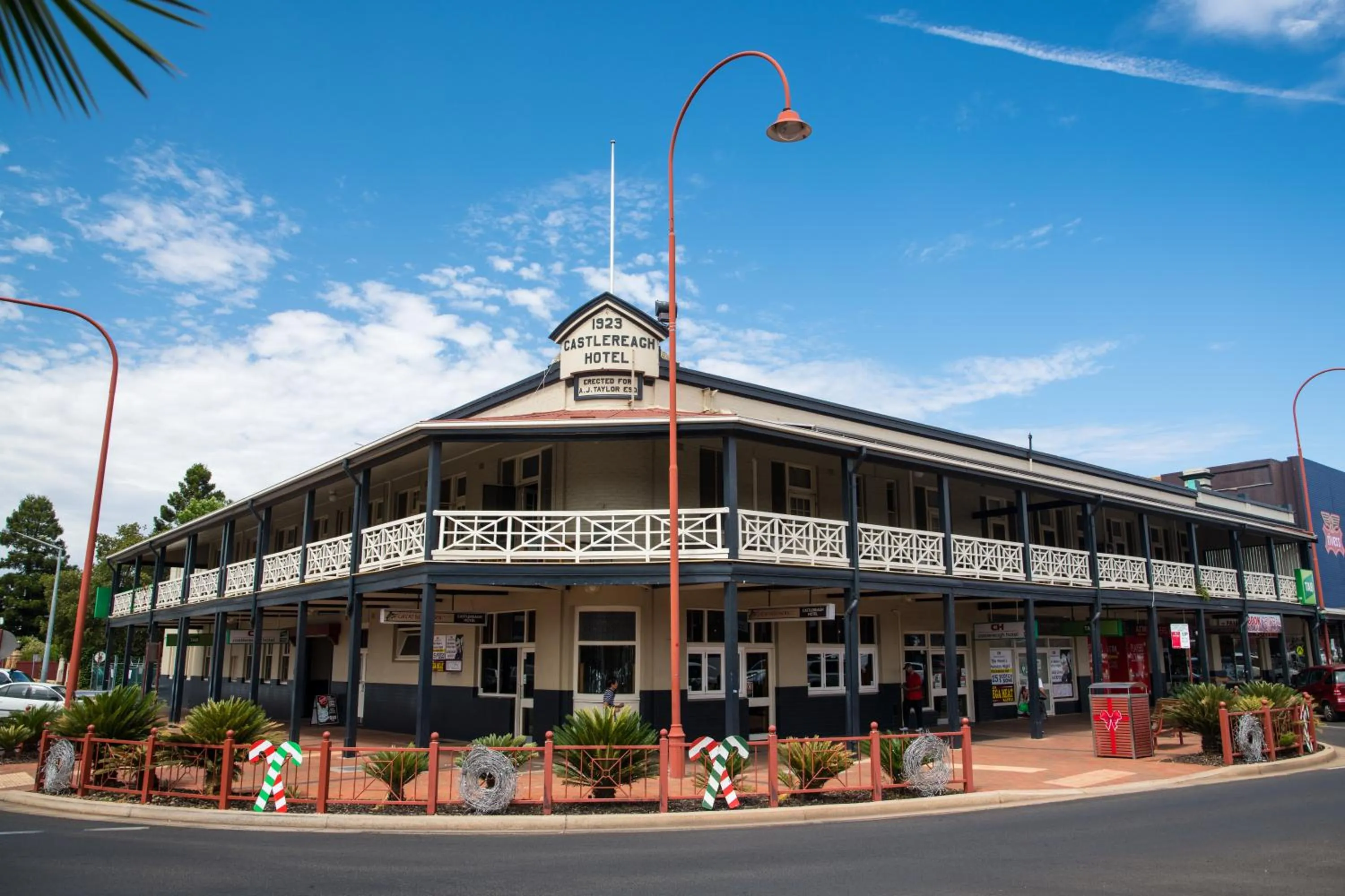 Facade/entrance in Castlereagh Hotel