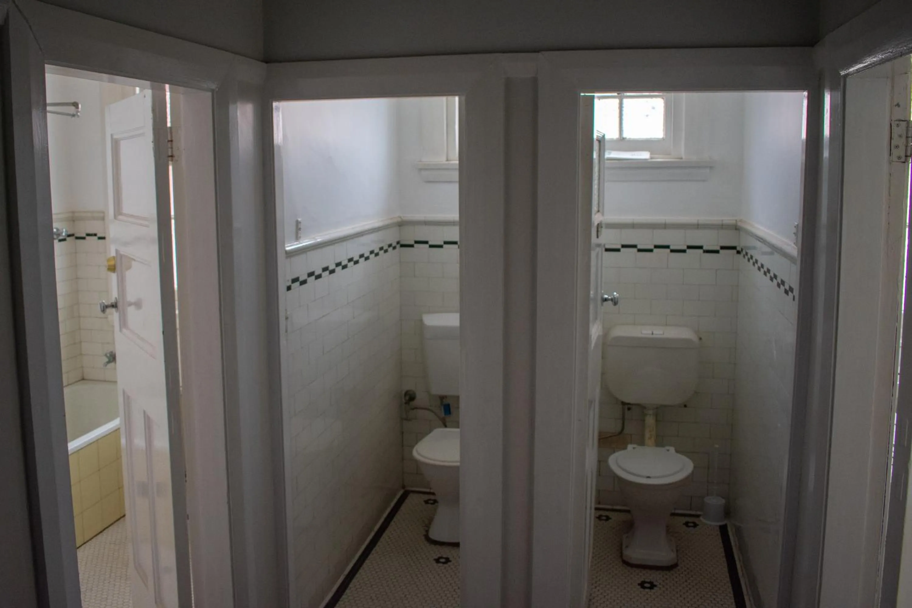 Toilet in Castlereagh Hotel