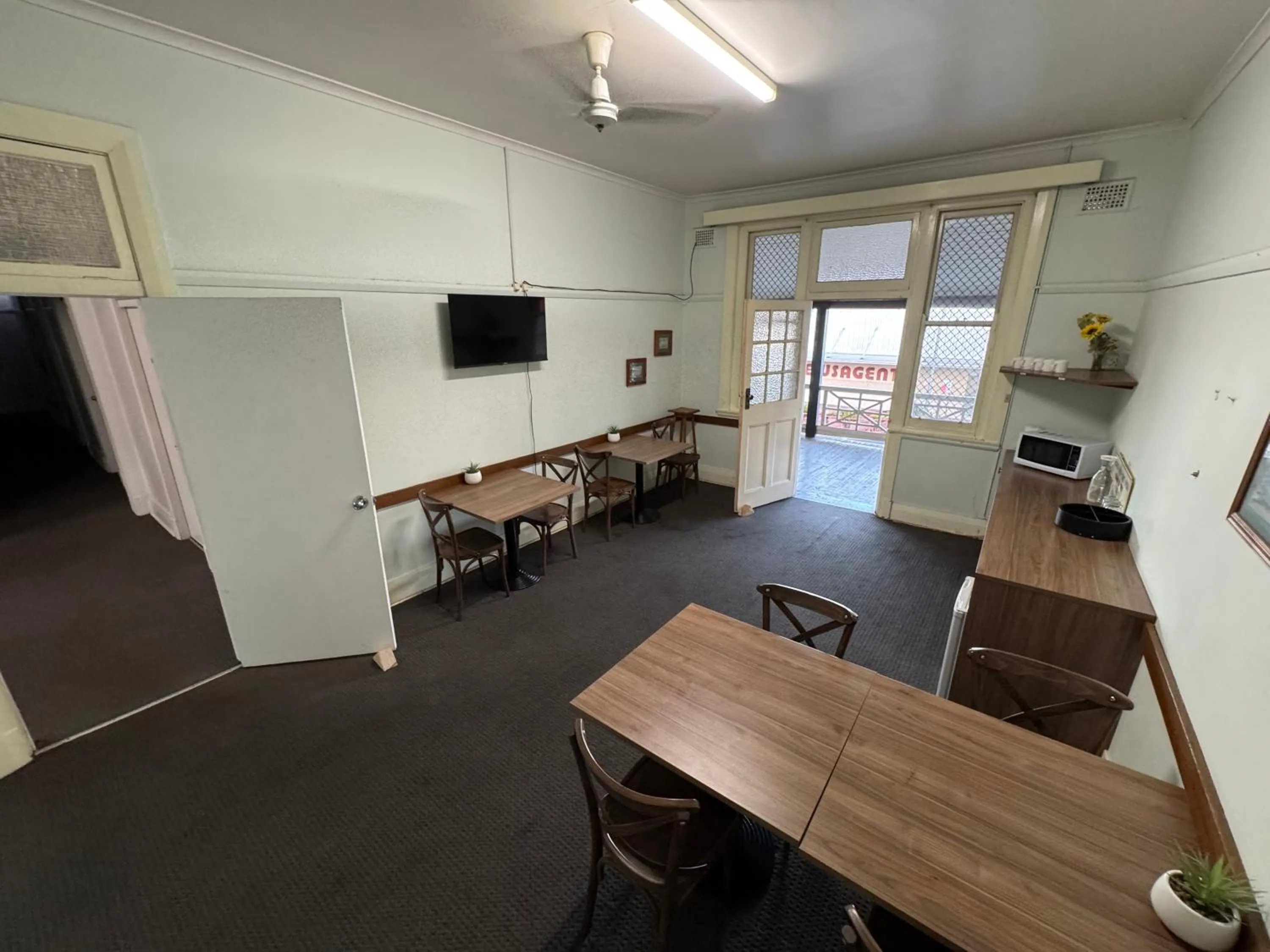 Communal lounge/ TV room in Castlereagh Hotel