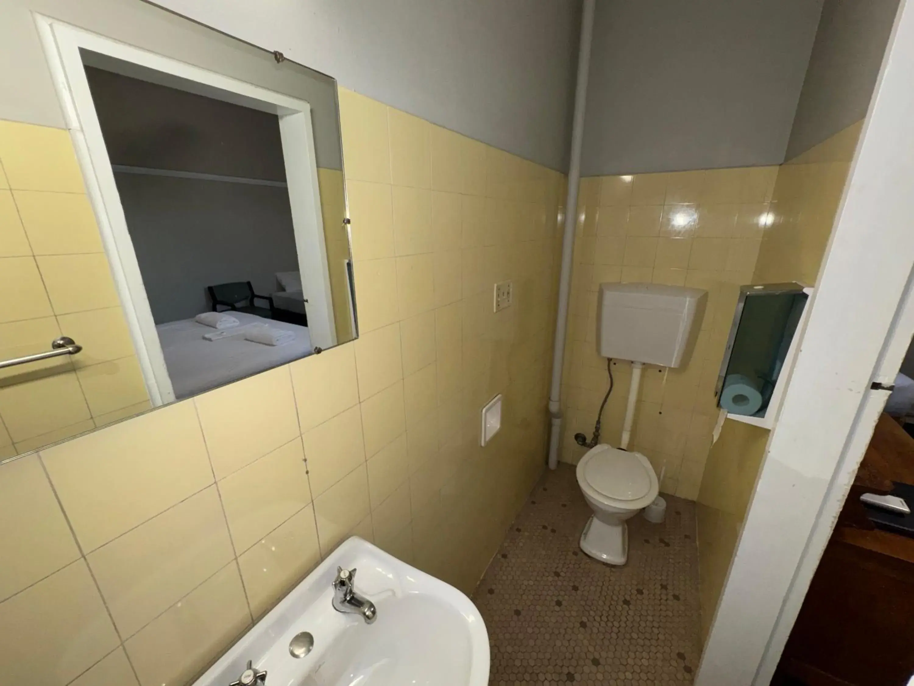 Twin Room with Private Bathroom in Castlereagh Hotel Twin Room with Private Bathroom in Castlereagh Hotel