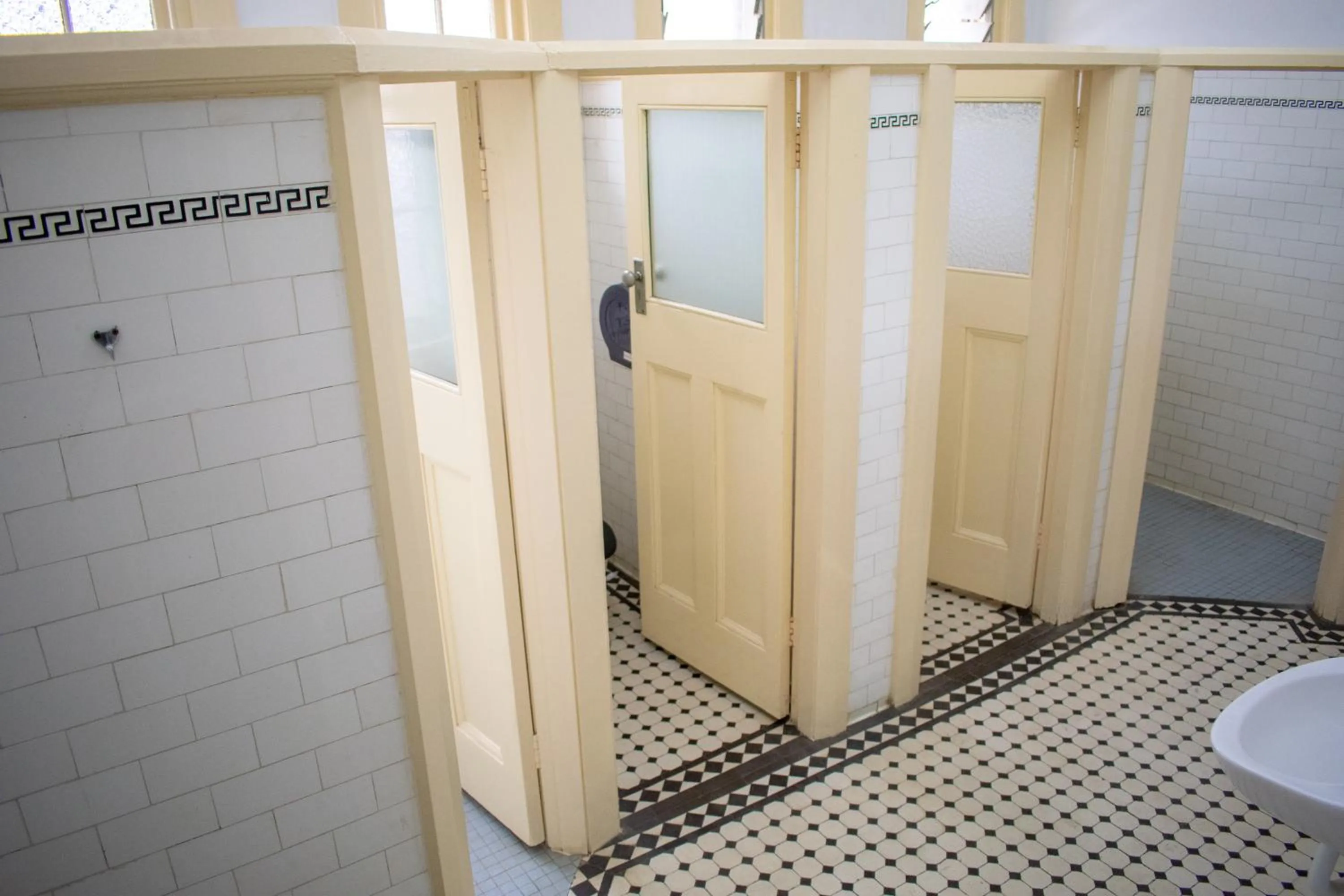 Shower in Castlereagh Hotel