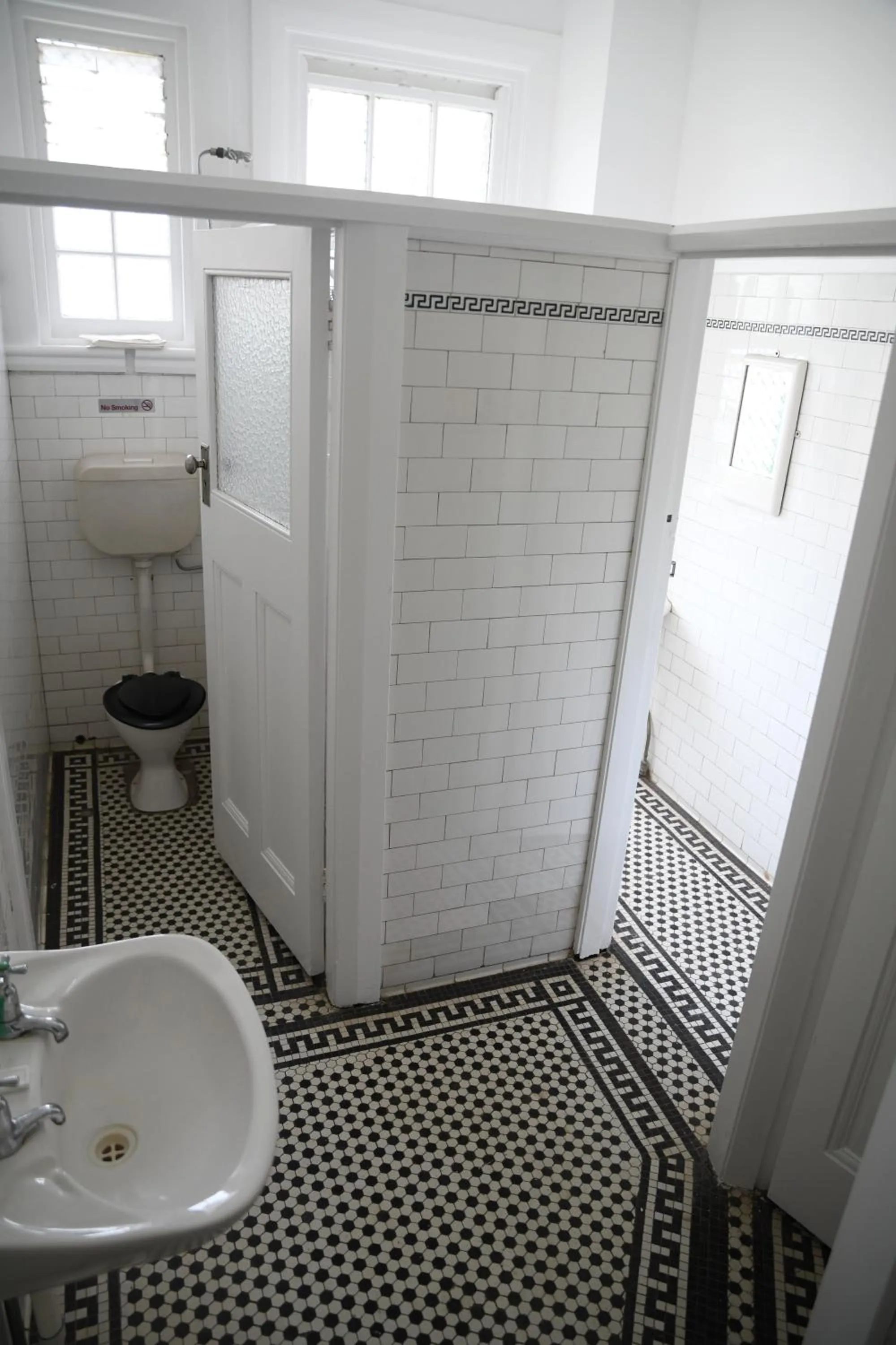 Shower in Castlereagh Hotel