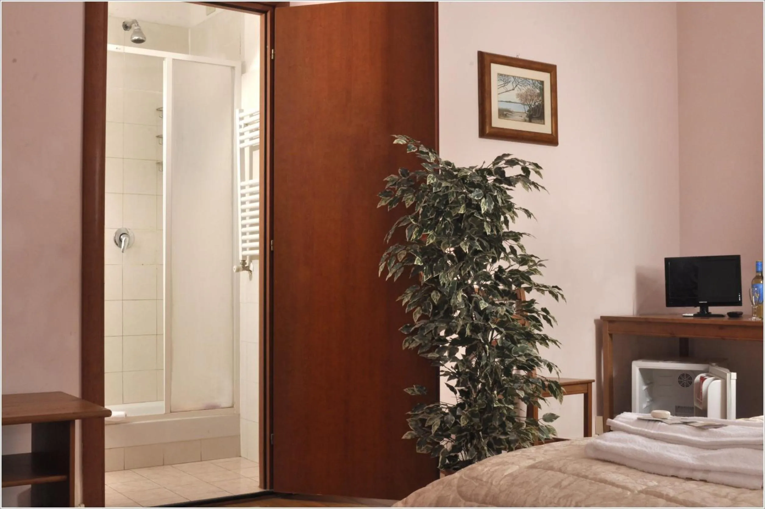 Bathroom, Bed in Gialel Guesthouse