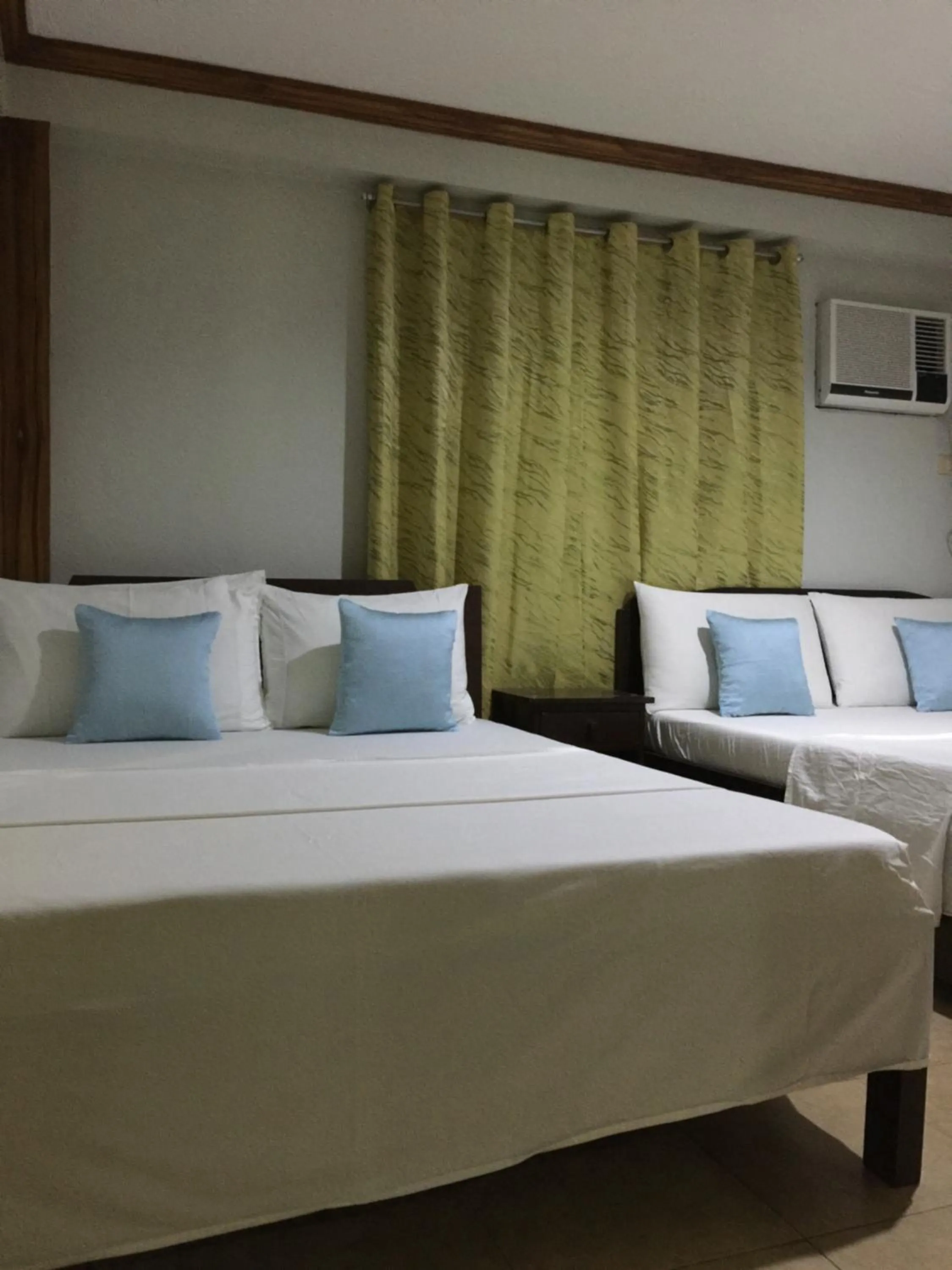 Bed in Double Diamond Inn Guest House