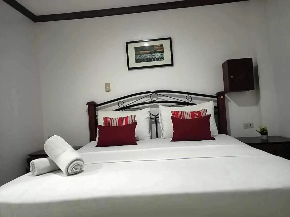 Bed in Double Diamond Inn Guest House