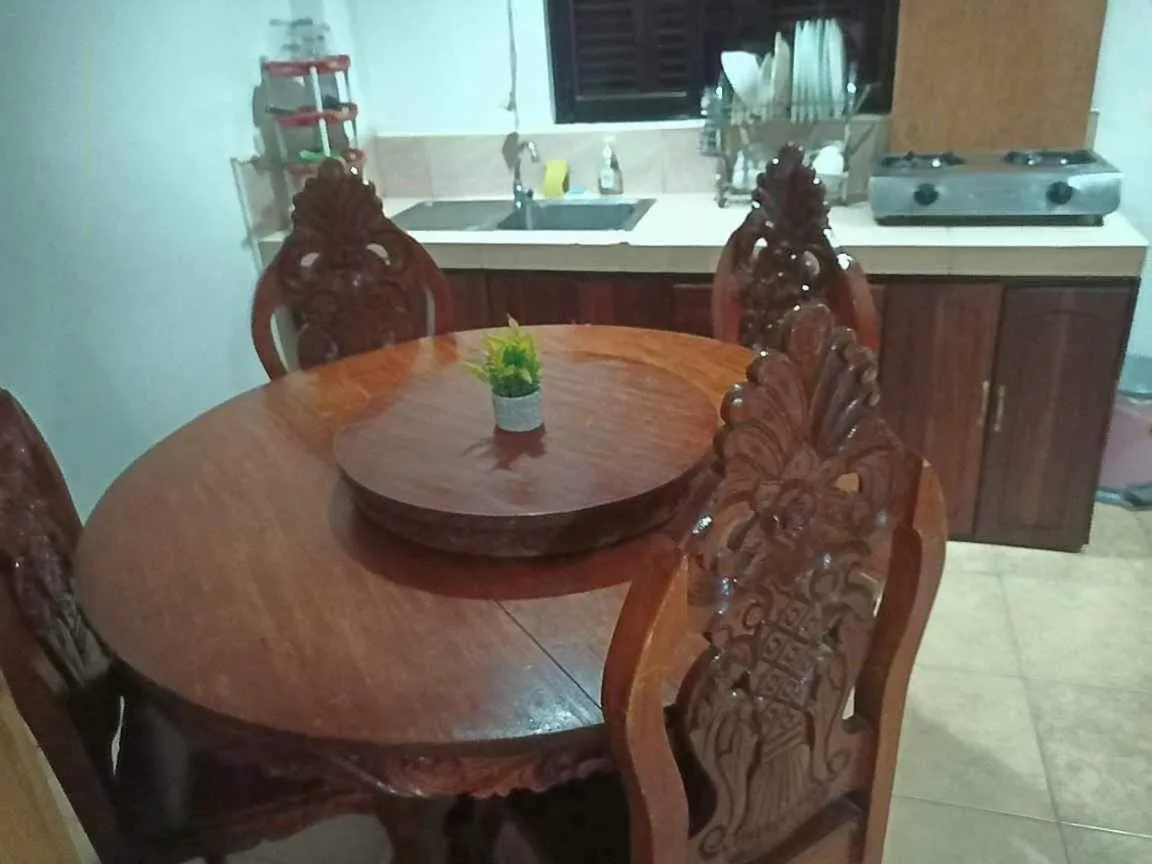 Kitchen or kitchenette in Double Diamond Inn Guest House