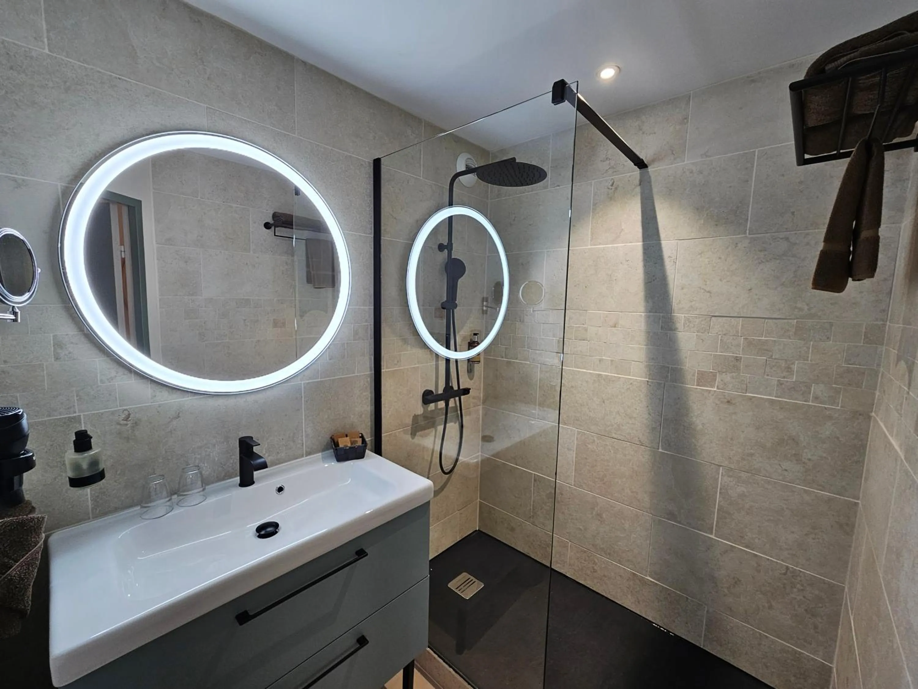 Bathroom in Les Sables d'Ocre & SPA