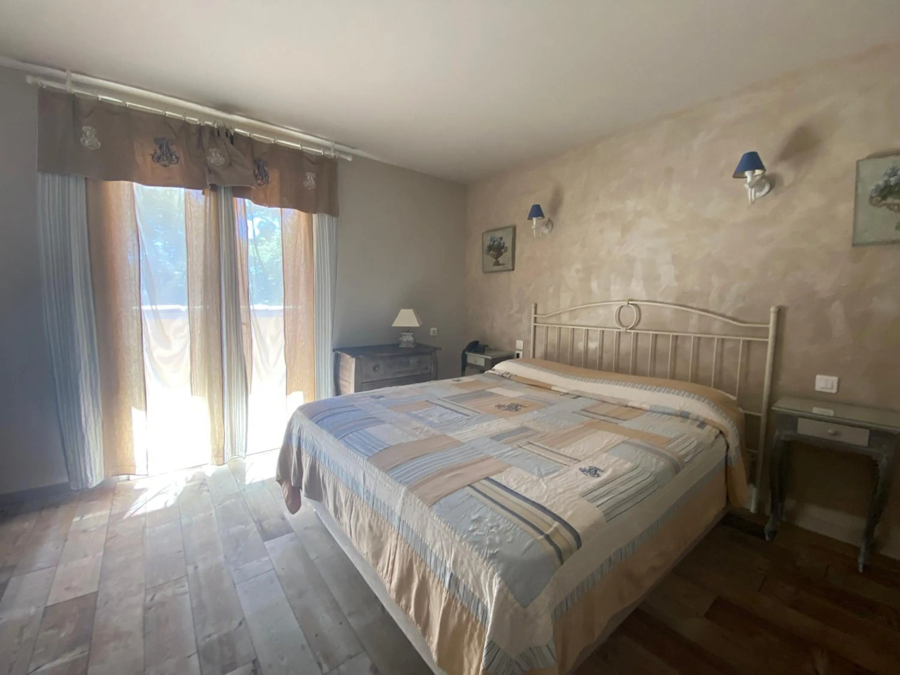 Bedroom, Bed in Les Sables d'Ocre & SPA