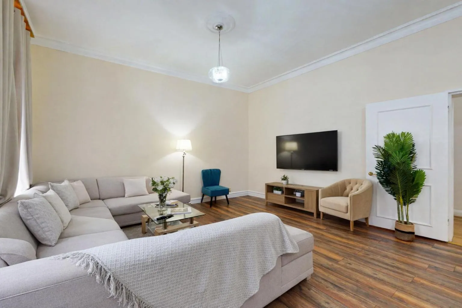 TV and multimedia in Park Lane Apartments/Shaw House