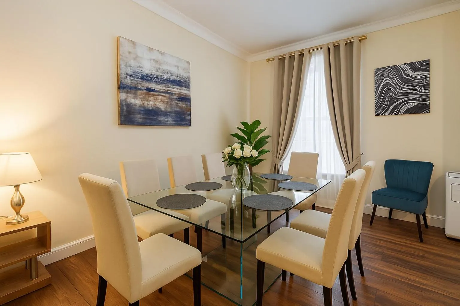 Dining area in Park Lane Apartments/Shaw House