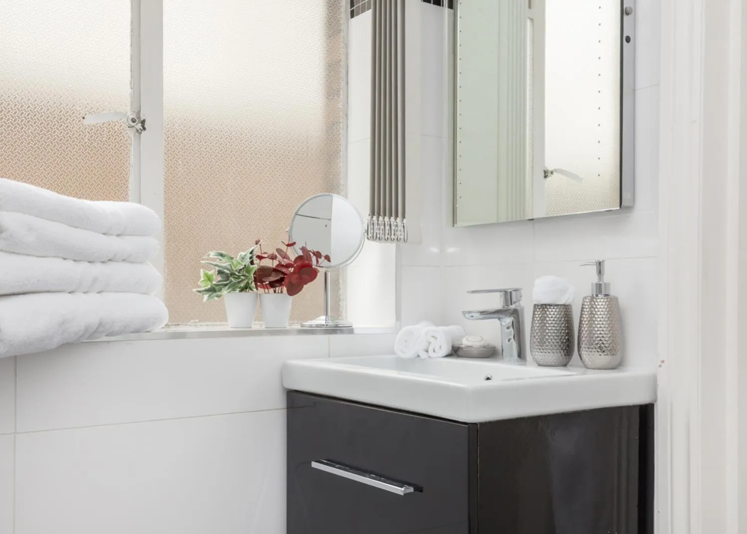 Bathroom in Park Lane Apartments/Shaw House