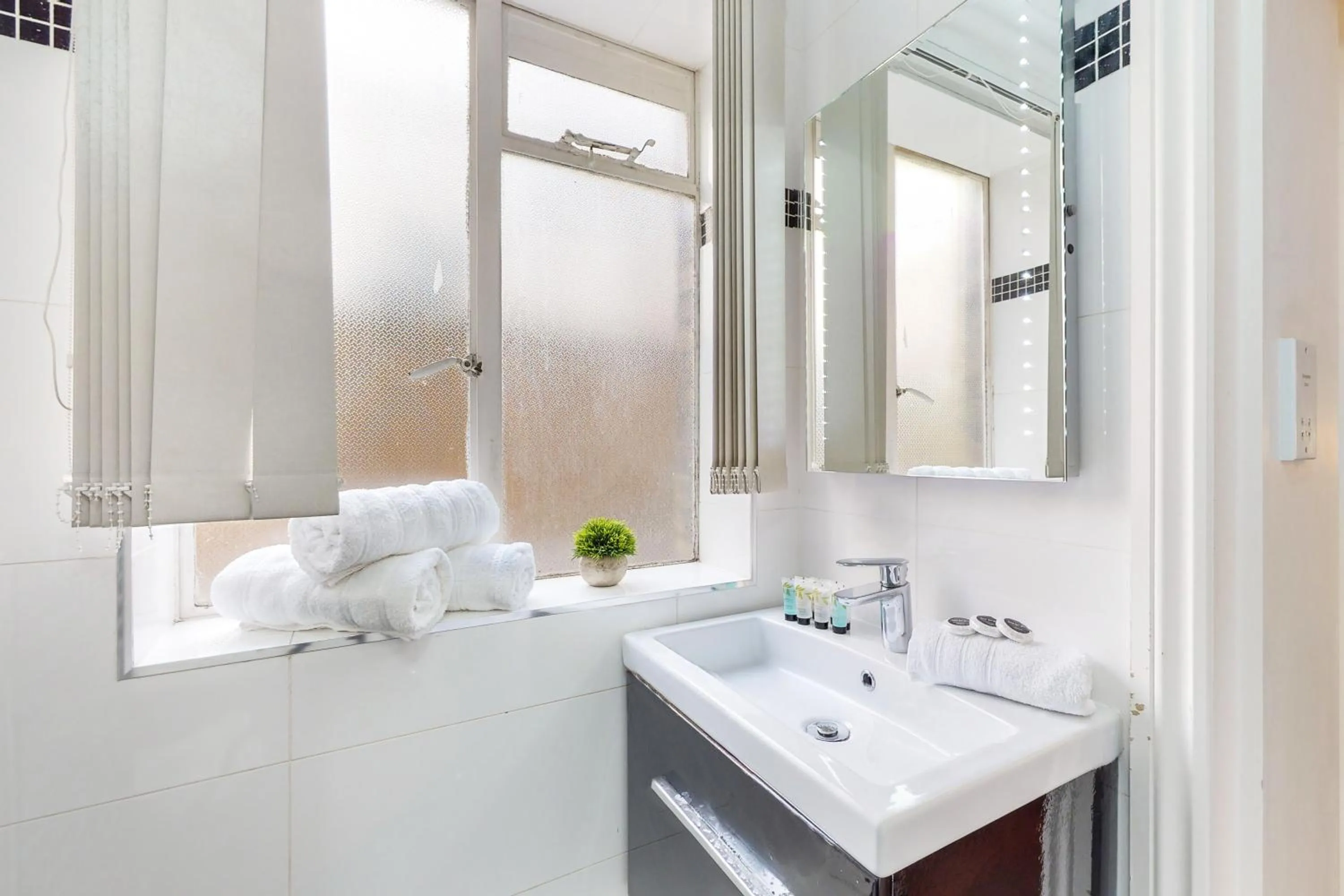 Bathroom in Park Lane Apartments/Shaw House