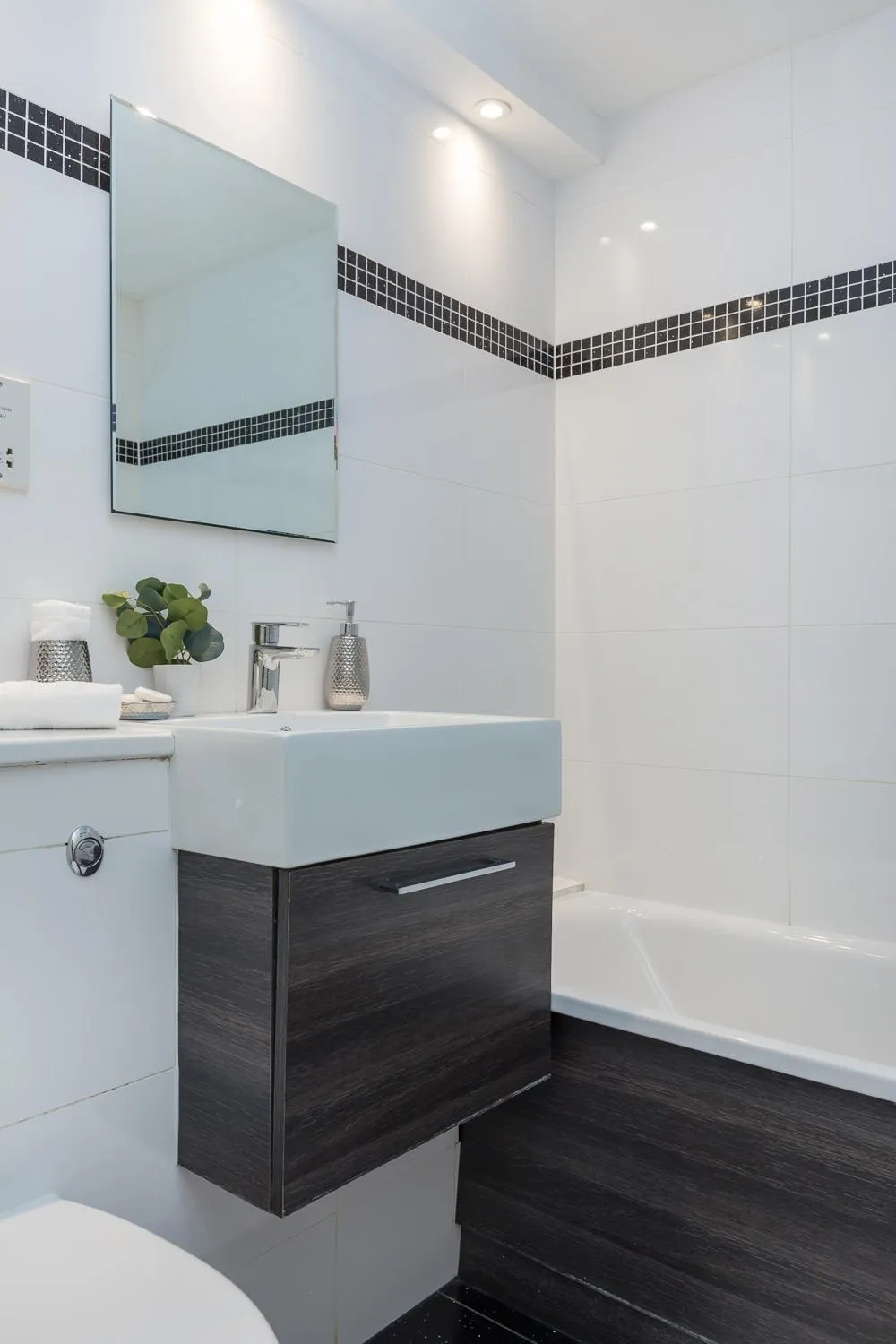 Bathroom in Park Lane Apartments/Shaw House