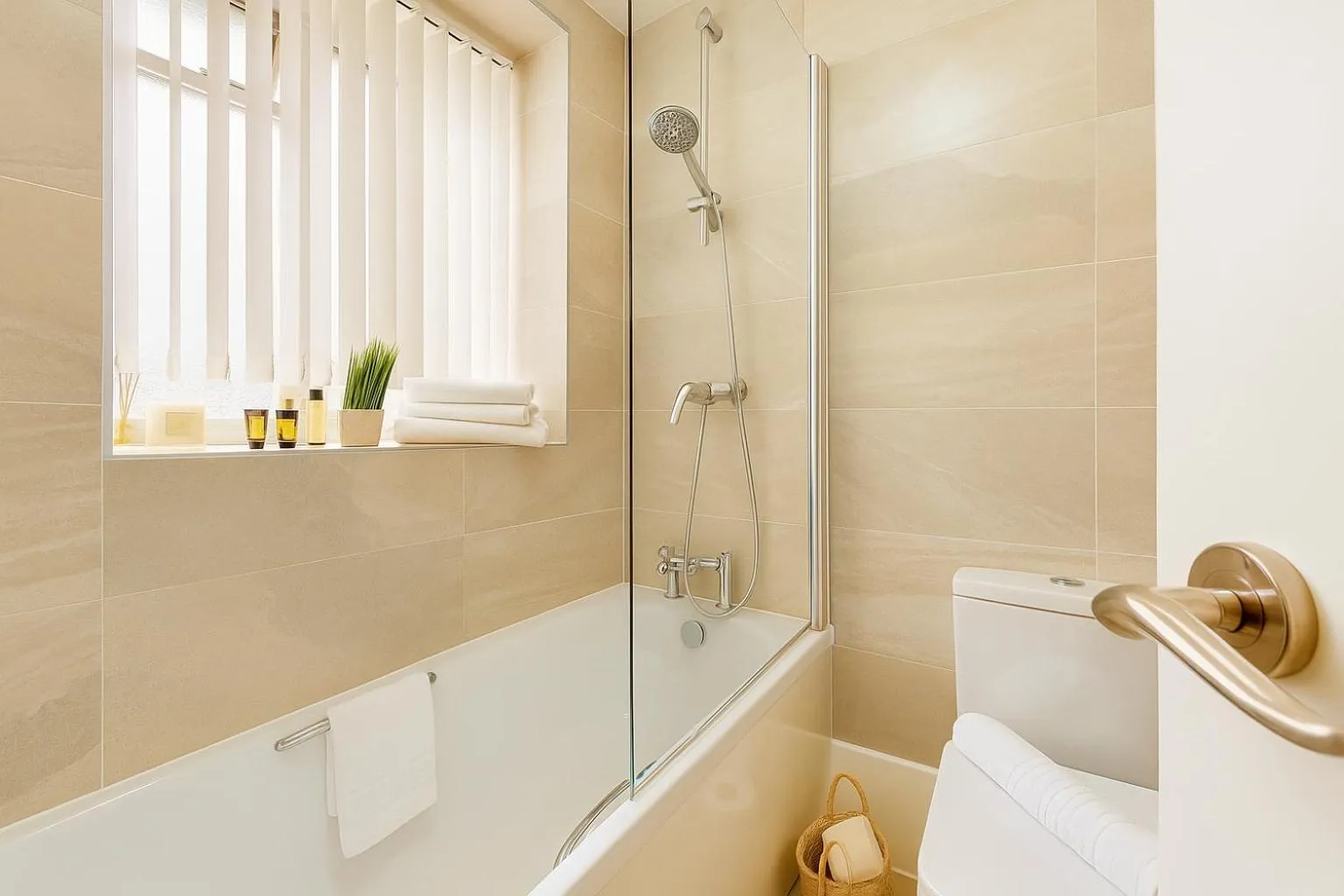 Toilet in Park Lane Apartments/Shaw House