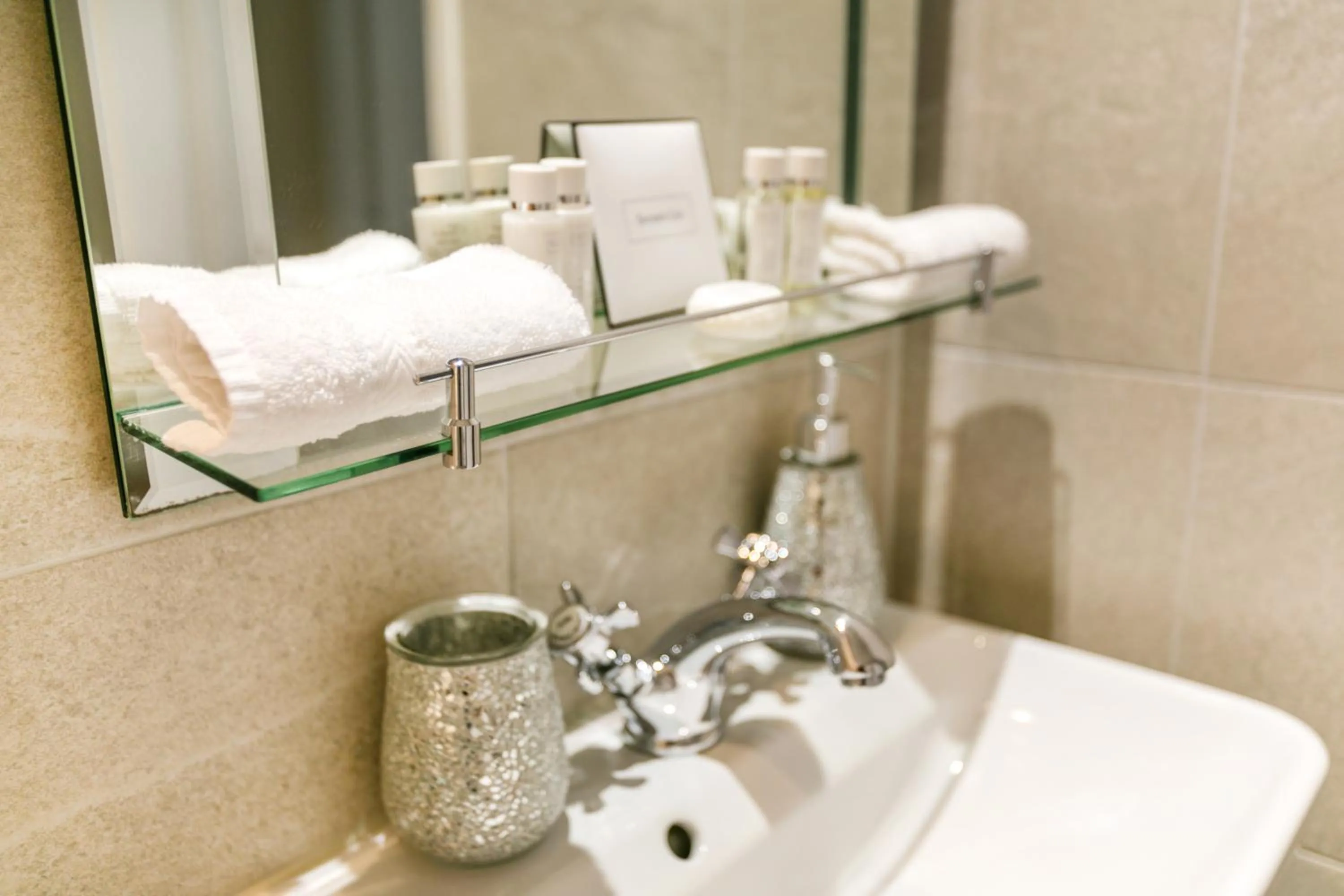 Bathroom in Park Lane Apartments/Shaw House