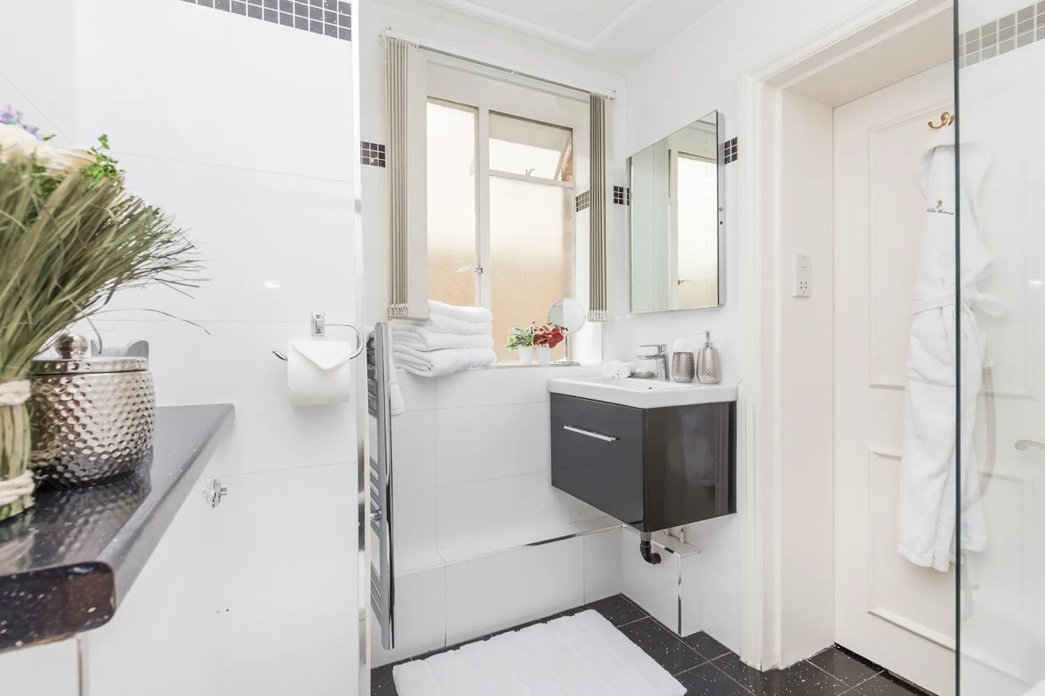 Bathroom in Park Lane Apartments/Shaw House
