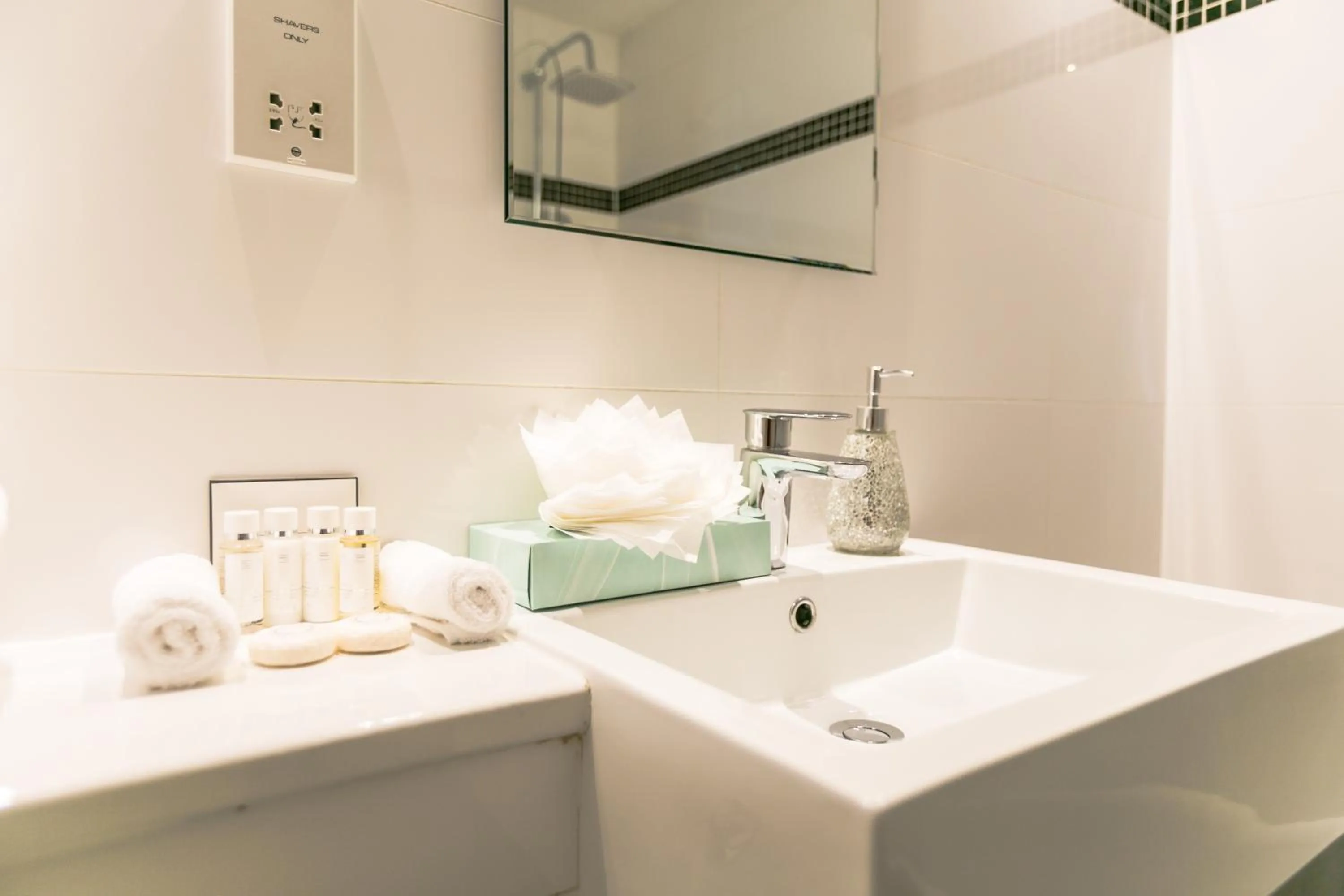 Bathroom in Park Lane Apartments/Shaw House